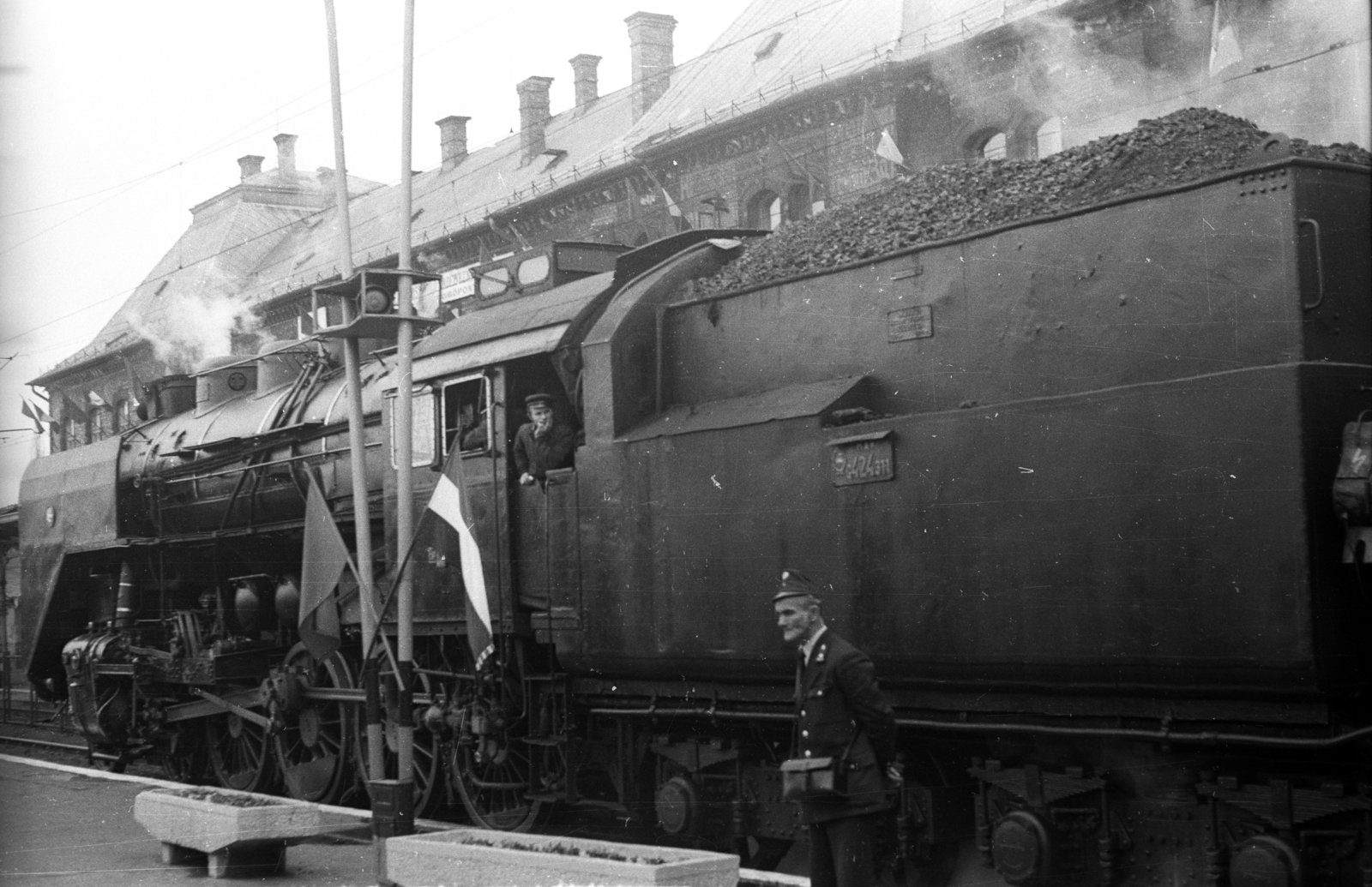 Hungary, Miskolc, Tiszai pályaudvar., 1973, Vizsnyiczai Erzsébet, steam locomotive, railway, MÁV Class 424, conductor, Fortepan #130640