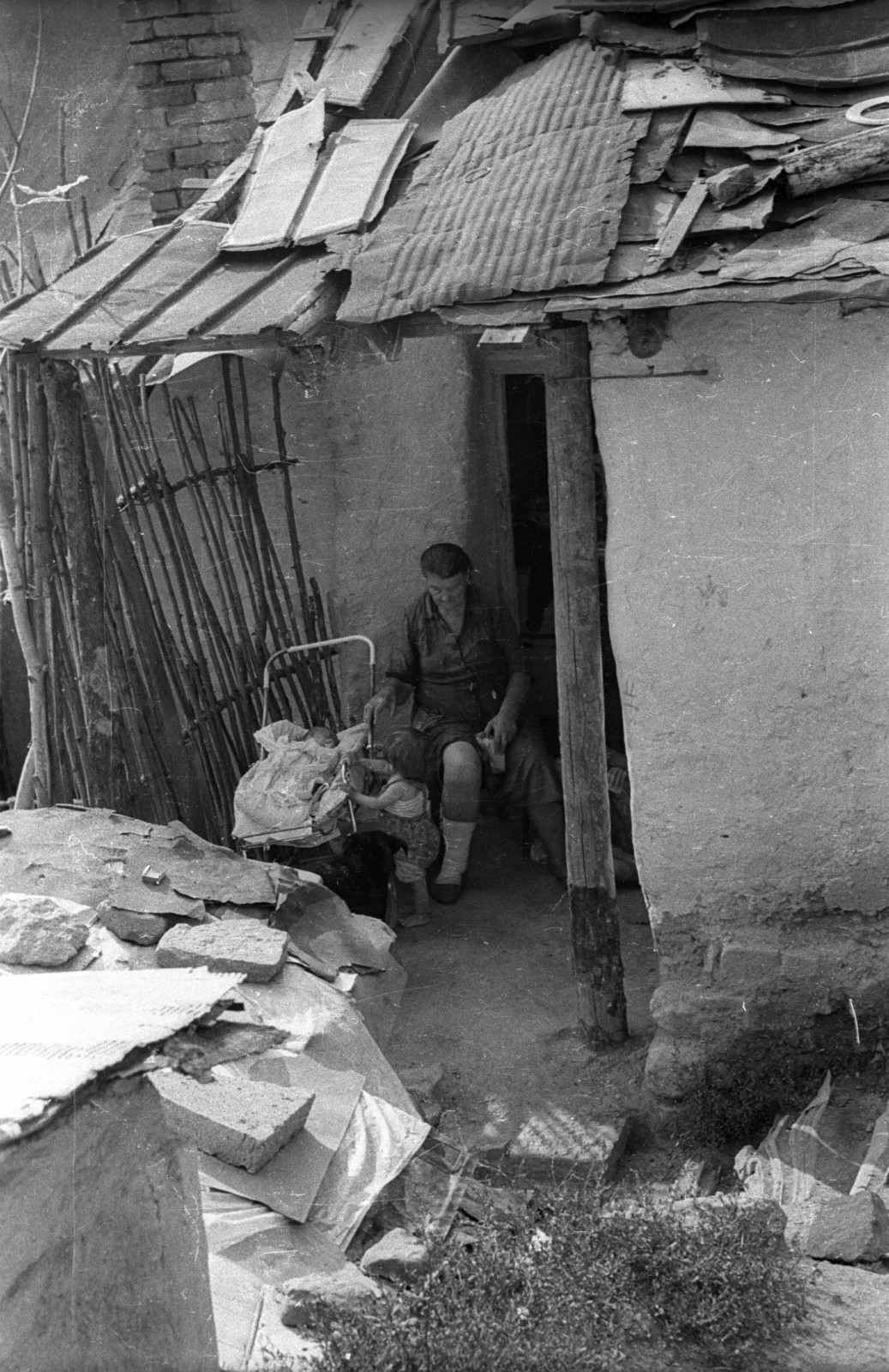 Magyarország, Salgótarján, Pécskő út, a pécskődombi (kopaszdombi) cigánytelep., 1974, Vizsnyiczai Erzsébet, Fortepan #130648