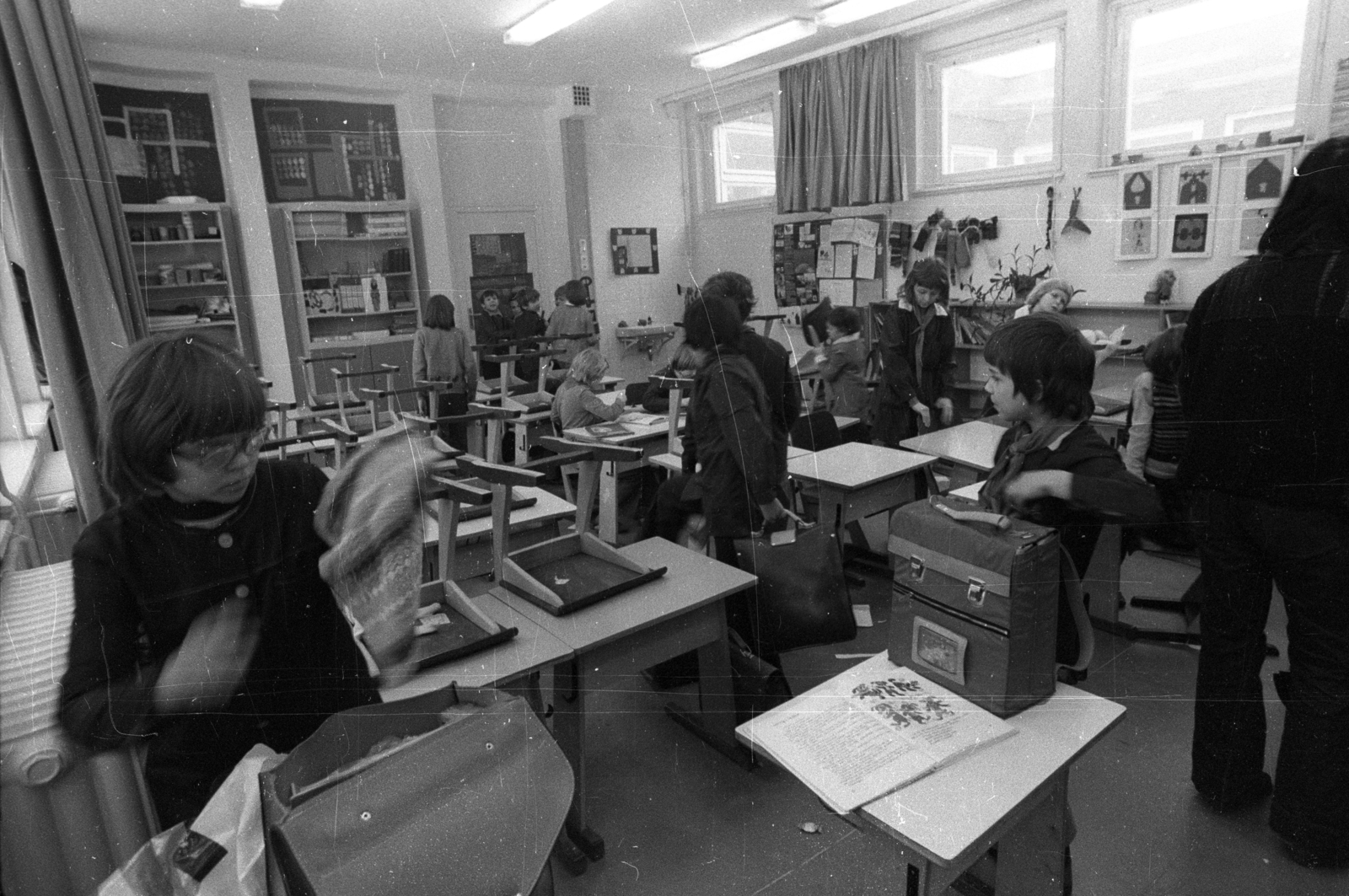 Hungary, 1979, Vizsnyiczai Erzsébet, school, bench, schoolbag, Fortepan #130688