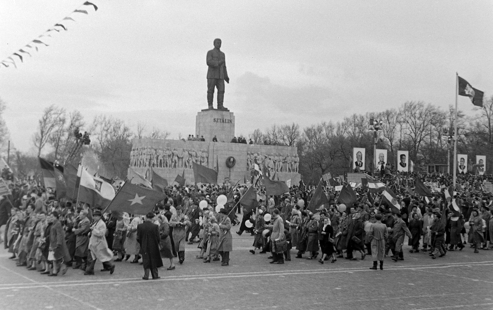 Hungary, Budapest XIV., a mai Ötvenhatosok tere, május 1-i felvonulás Mikus Sándor szobrászművész alkotása, a Sztálin szobor előtt., 1952, Szent-tamási Mihály, flag, politics, relief, baloon, Joseph Stalin portrayal, Budapest, Fortepan #13069
