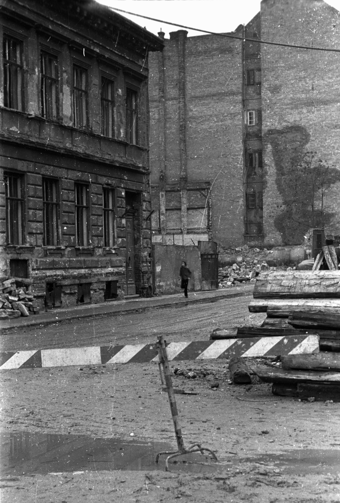 Magyarország, Budapest VIII., Kemény Zsigmond utca és a Losonci utca találkozása a Baross utca irányába nézve. Balra a Losonci utca 10. számú háznak a mára megszűnt Kemény Zsigmond utcára néző homlokzata., 1973, Vizsnyiczai Erzsébet, Budapest, Fortepan #130706