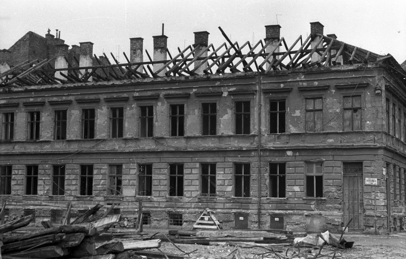 Magyarország, Budapest VIII., a Losonci utca 10. számú ház bontása a mára megszűnt Kemény Zsigmond utca sarkán., 1973, Vizsnyiczai Erzsébet, Budapest, Fortepan #130708