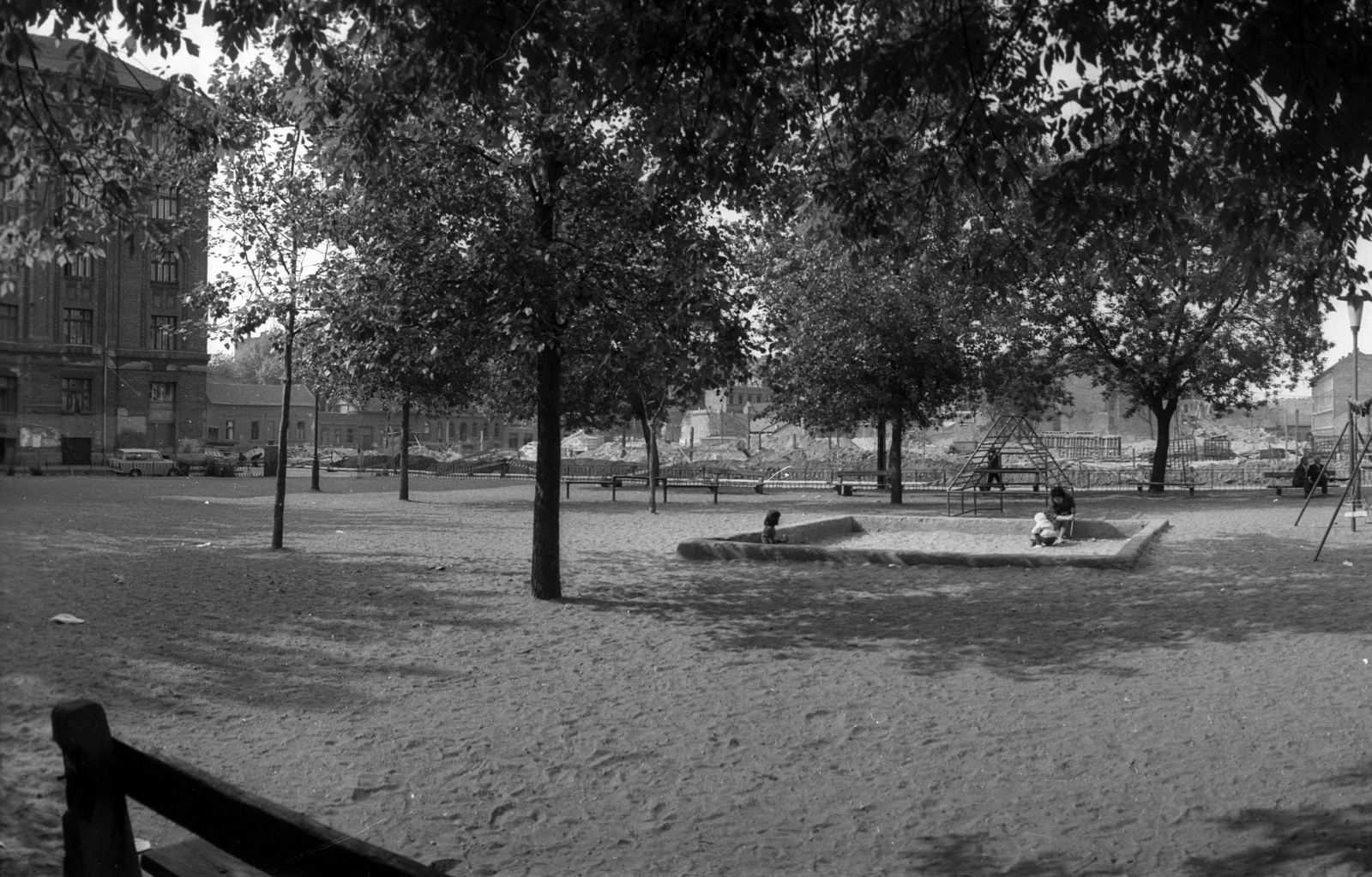 Magyarország, Budapest VIII., Molnár Ferenc tér, háttérben háttérben a Práter utca - Szigony utca - Losonci utca - Kemény Zsigmond utca közötti bontási terület (a mai Losonci tér környéke)., 1973, Vizsnyiczai Erzsébet, Budapest, Fortepan #130715