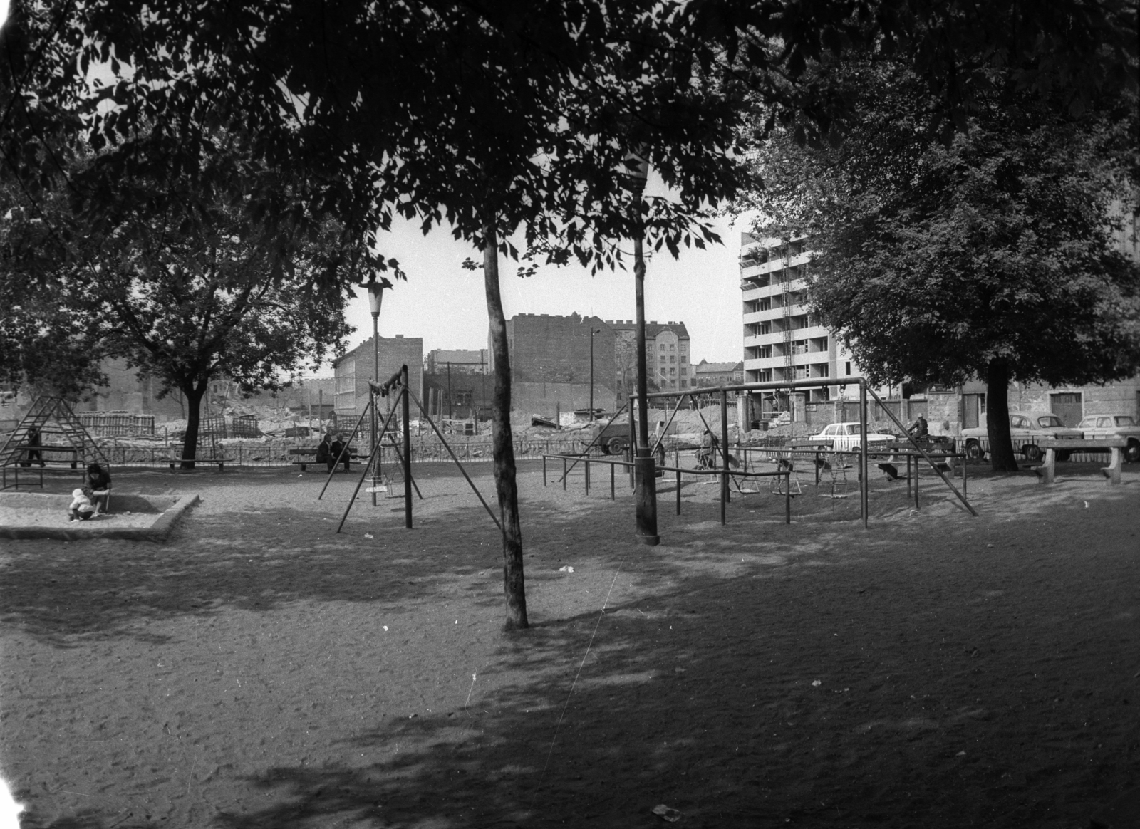 Magyarország, Budapest VIII., Molnár Ferenc tér, háttérben a Práter utca - Losonci utca utca közötti bontási terület (a mai Losonci tér környéke). Jobbra az építés alatt álló Práter utca 56. számú toronyház, 1973, Vizsnyiczai Erzsébet, Budapest, Fortepan #130716