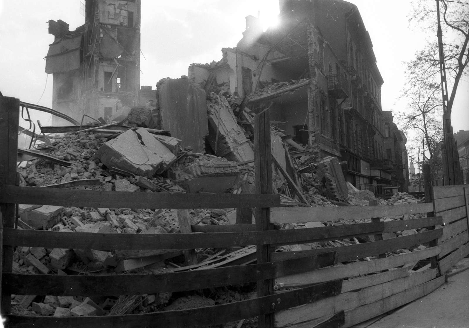 Magyarország, Budapest VIII., Baross utcai házak bontása, a mára megszűnt Kemény Zsigmond utca - Szigony utca határolta területen. Távolban jobbra a Horváth Mihály téri Szent József-templom., 1973, Vizsnyiczai Erzsébet, Budapest, Fortepan #130718