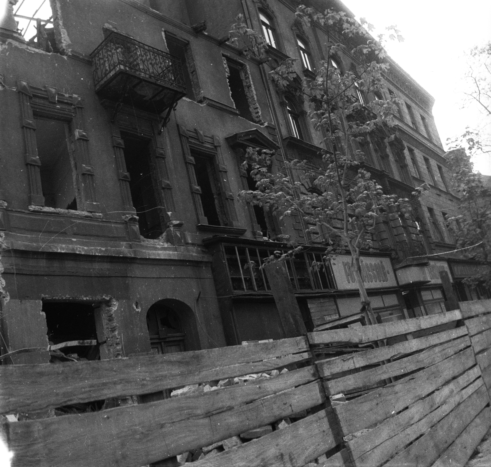 Magyarország, Budapest VIII., Baross utcai házak bontása a Kemény Zsigmond utca - Bókay János utca közötti szakaszon., 1973, Vizsnyiczai Erzsébet, Budapest, Fortepan #130719