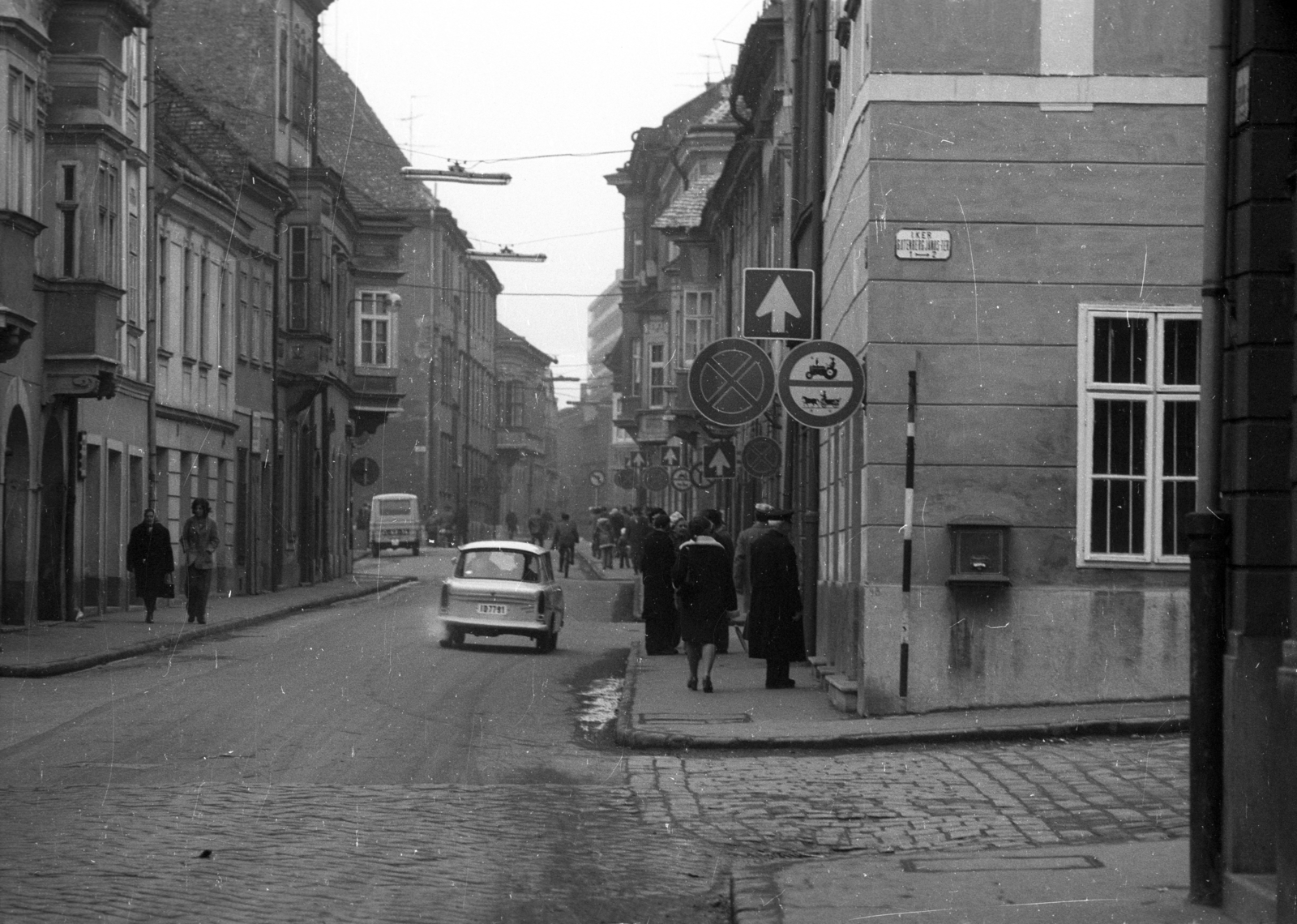 Magyarország, Győr, Jedlik Ányos utca a Széchenyi tér felé nézve, előtérben jobbra a Gutenberg tér., 1971, Vizsnyiczai Erzsébet, Fortepan #130729