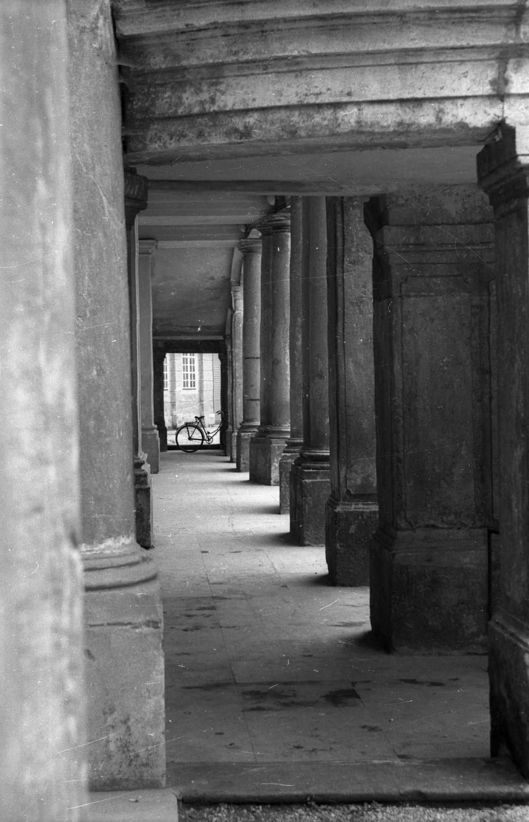 Magyarország, Fertőd, Esterházy kastély., 1973, Vizsnyiczai Erzsébet, oszlopsor, árkád, Fortepan #130750
