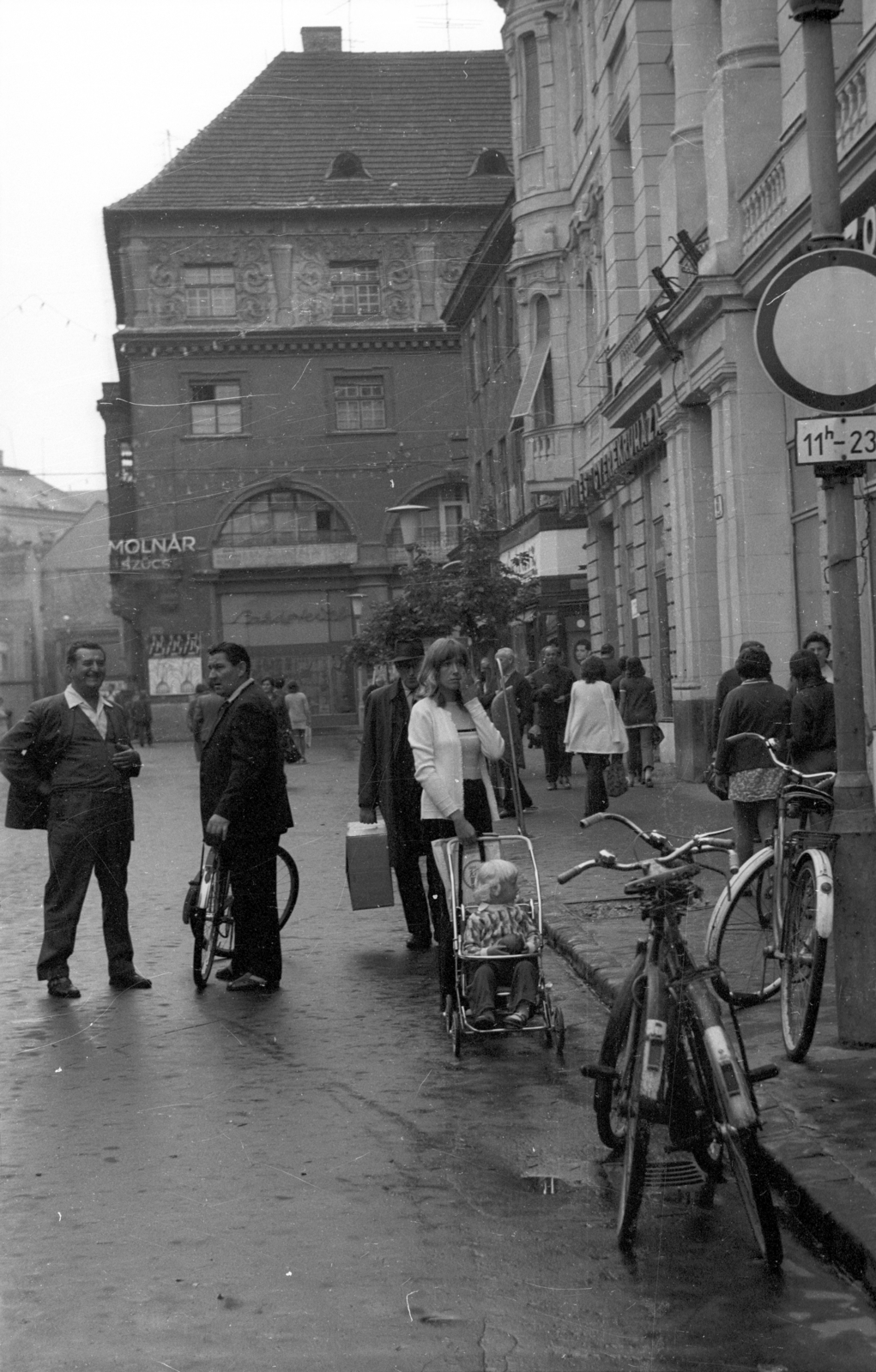 Magyarország, Győr, Baross Gábor (Lenin) út a Kisfaludy utca felől a Kazinczy utca kereszteződése felé nézve., 1973, Vizsnyiczai Erzsébet, kerékpár, babakocsi, Fortepan #130752