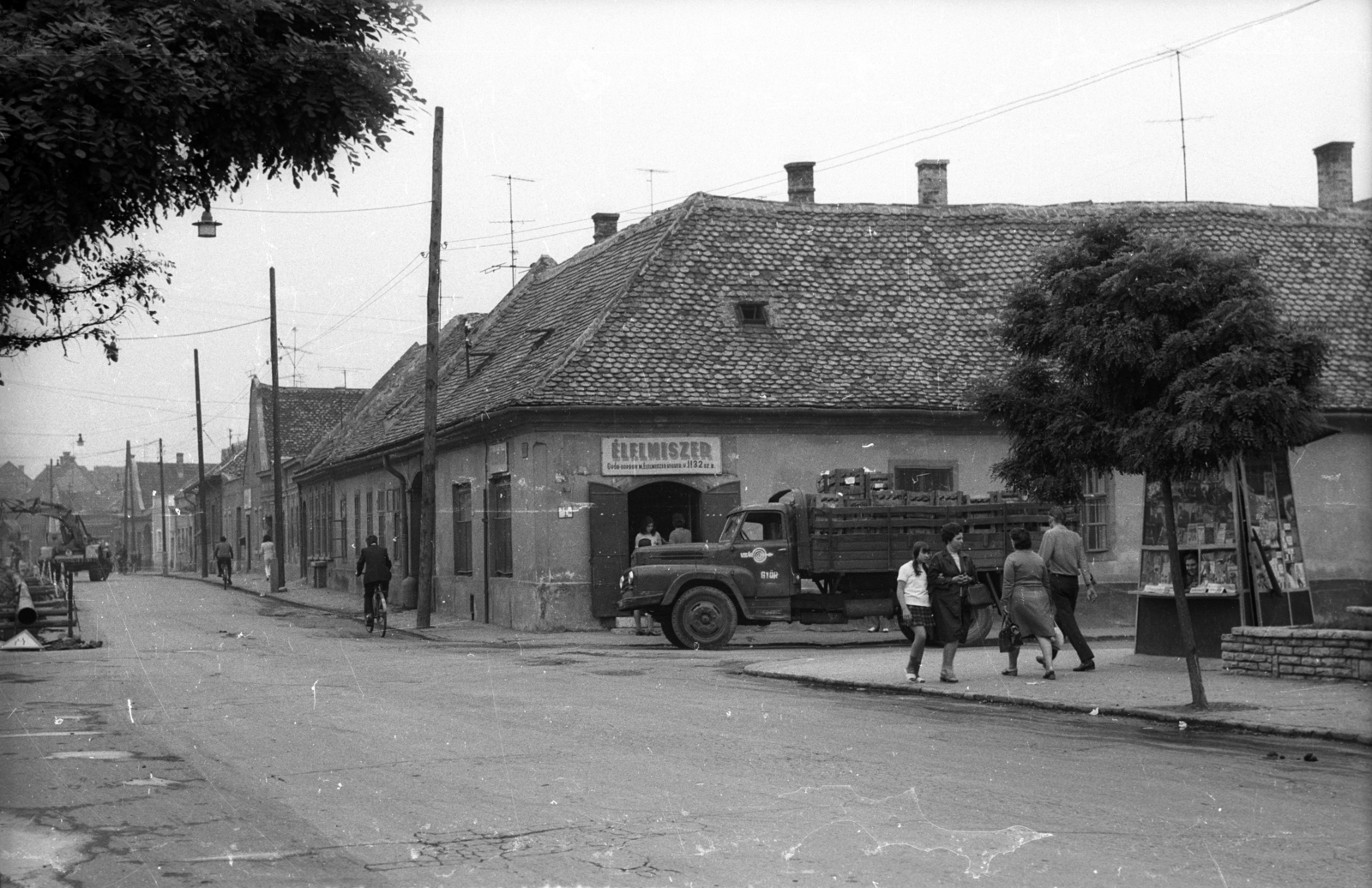 Magyarország, Győr, Kossuth Lajos utca, jobbra a Városház köz torkolata., 1973, Vizsnyiczai Erzsébet, teherautó, trafik, Volán-szervezet, Fortepan #130755