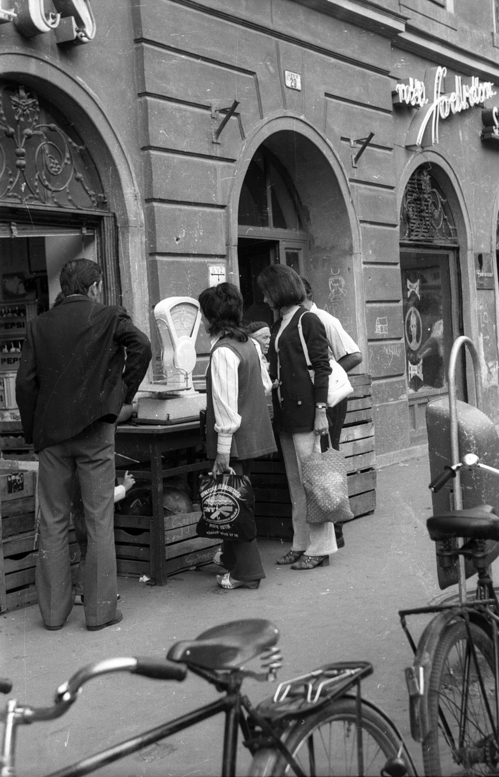 Magyarország, Győr, a felvétel a Baross Gábor (Lenin) út 29. előtt készült., 1973, Vizsnyiczai Erzsébet, kerékpár, mérleg, Fortepan #130758
