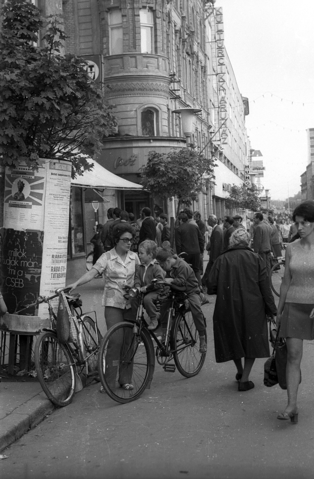 Magyarország, Győr, Baross Gábor (Lenin) út a Kisfaludy utca felől az Arany János utca kereszteződése felé nézve., 1973, Vizsnyiczai Erzsébet, kerékpár, hirdetőoszlop, Fortepan #130760