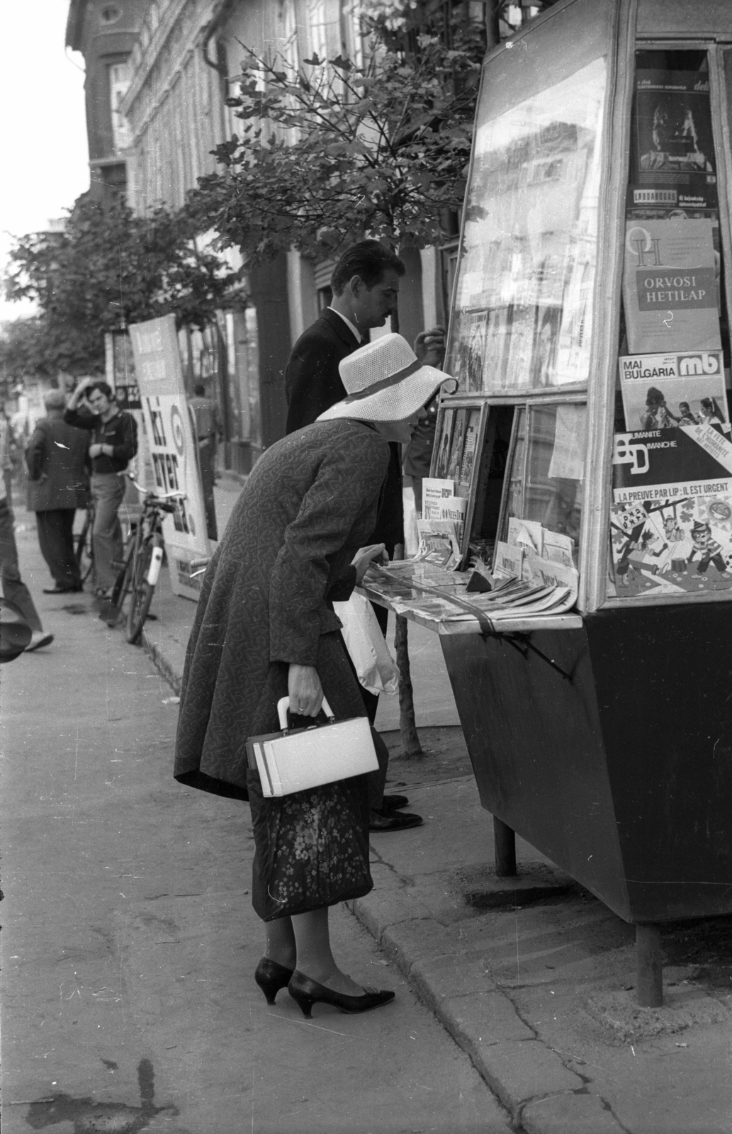 Magyarország, Győr, Baross Gábor (Lenin) út a Kazinczy utca felől a Szent István (Tanácsköztársaság) út felé nézve., 1973, Vizsnyiczai Erzsébet, trafik, kerékpár, újságárus, Fortepan #130761