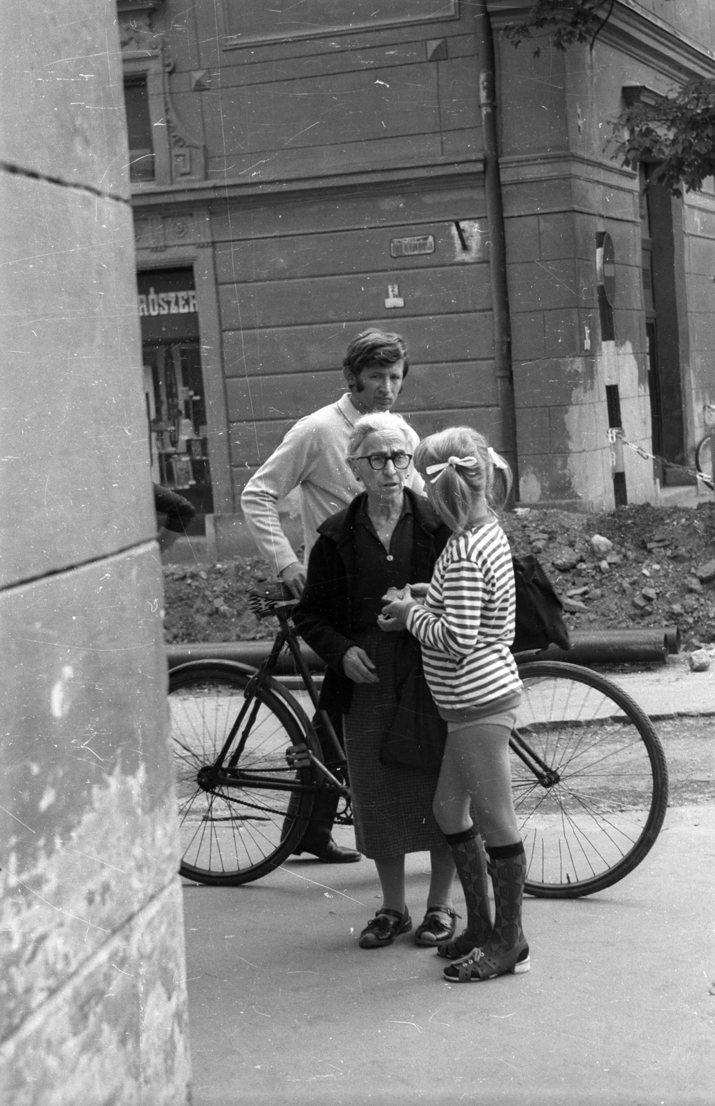 Magyarország, Győr, Kazinczy utca, balra az Aradi vértanúk útja, jobbra a Bécsi kapu (Köztársaság) tér., 1973, Vizsnyiczai Erzsébet, kerékpár, copf, Fortepan #130763