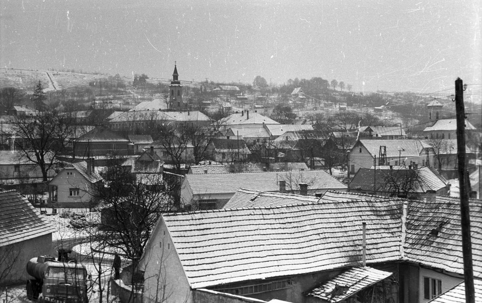 Hungary, Csobánka, a Fő tér környéke, balra a Szent Anna-templom, jobbra a szerb ortodox templom., 1971, Vizsnyiczai Erzsébet, snow, winter, village, Fortepan #130764