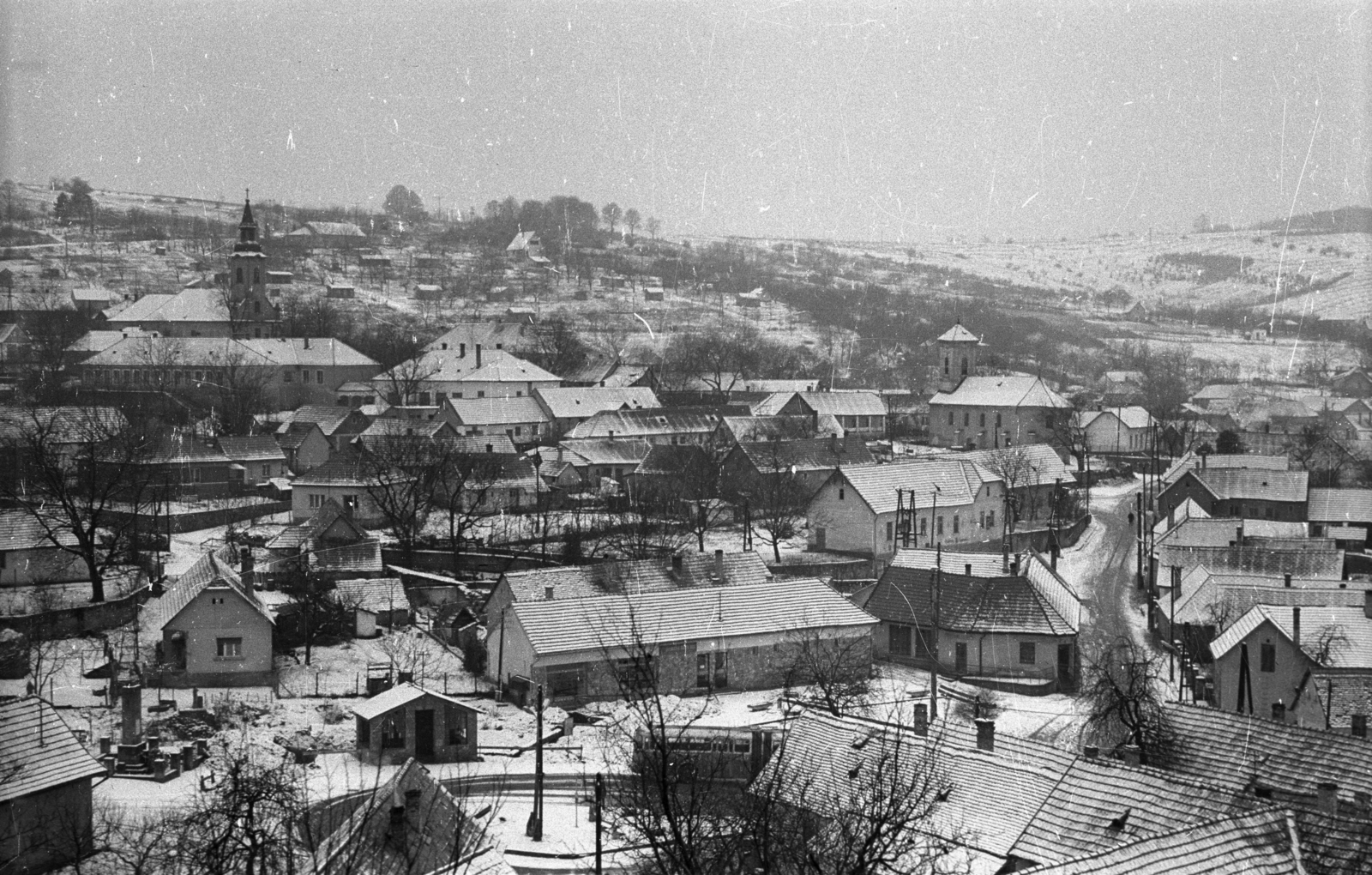 Hungary, Csobánka, a Fő tér környéke, balra a Szent Anna-templom, jobbra a szerb ortodox templom., 1971, Vizsnyiczai Erzsébet, Fortepan #130765