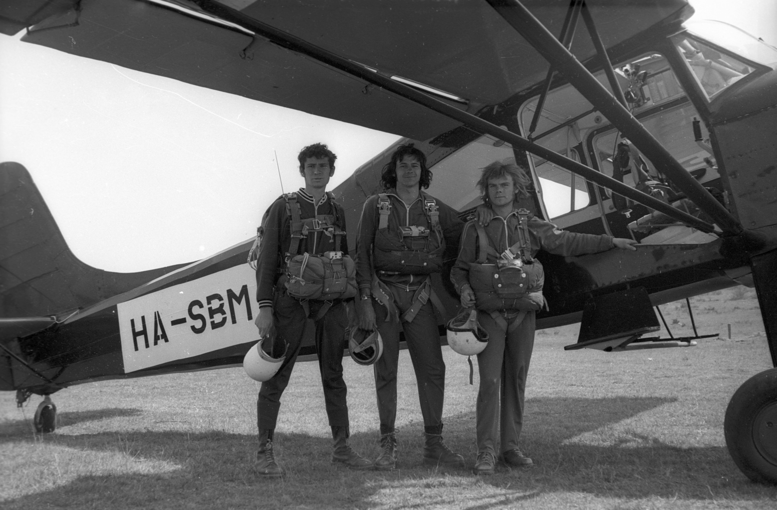 Magyarország, Békéscsaba, repülőtér, ejtőernyős ugrásra készülők az MHSZ PZL-101A típusú, HA-SBM lajstromjelű repülőgépe mellett., 1975, Vizsnyiczai Erzsébet, repülőgép, PZL-márka, PZL-101 Gawron, ejtőernyős, Fortepan #130768
