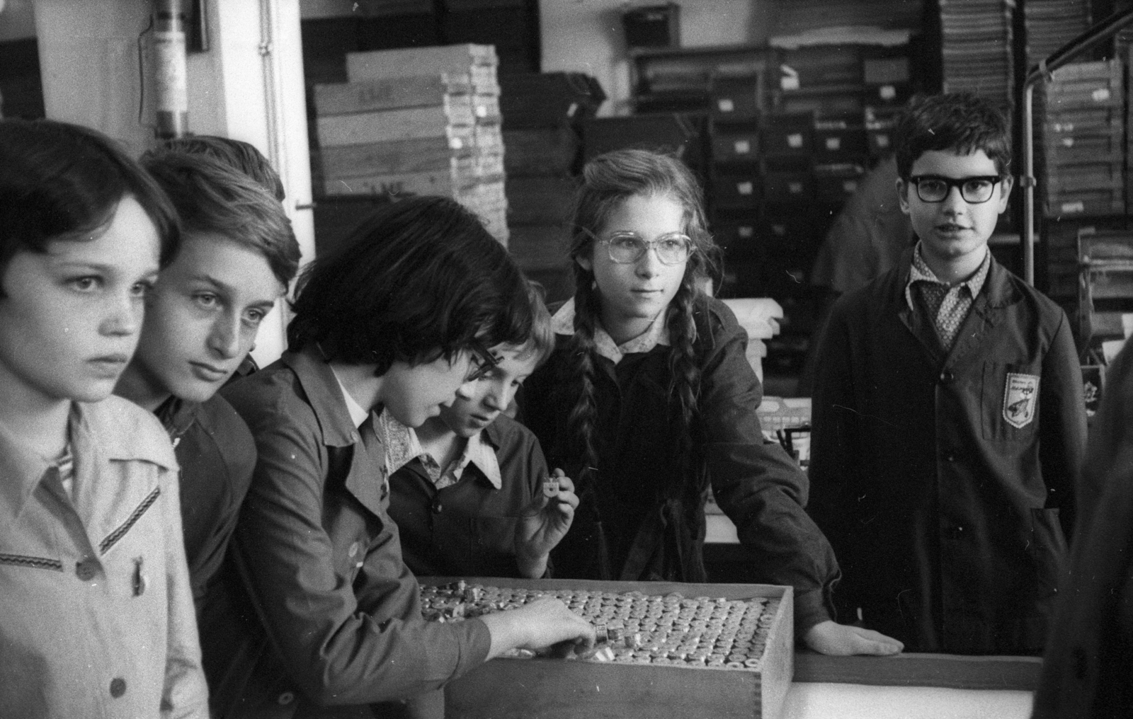 1978, Vizsnyiczai Erzsébet, crate, student, cloak, sorting, Fortepan #130780