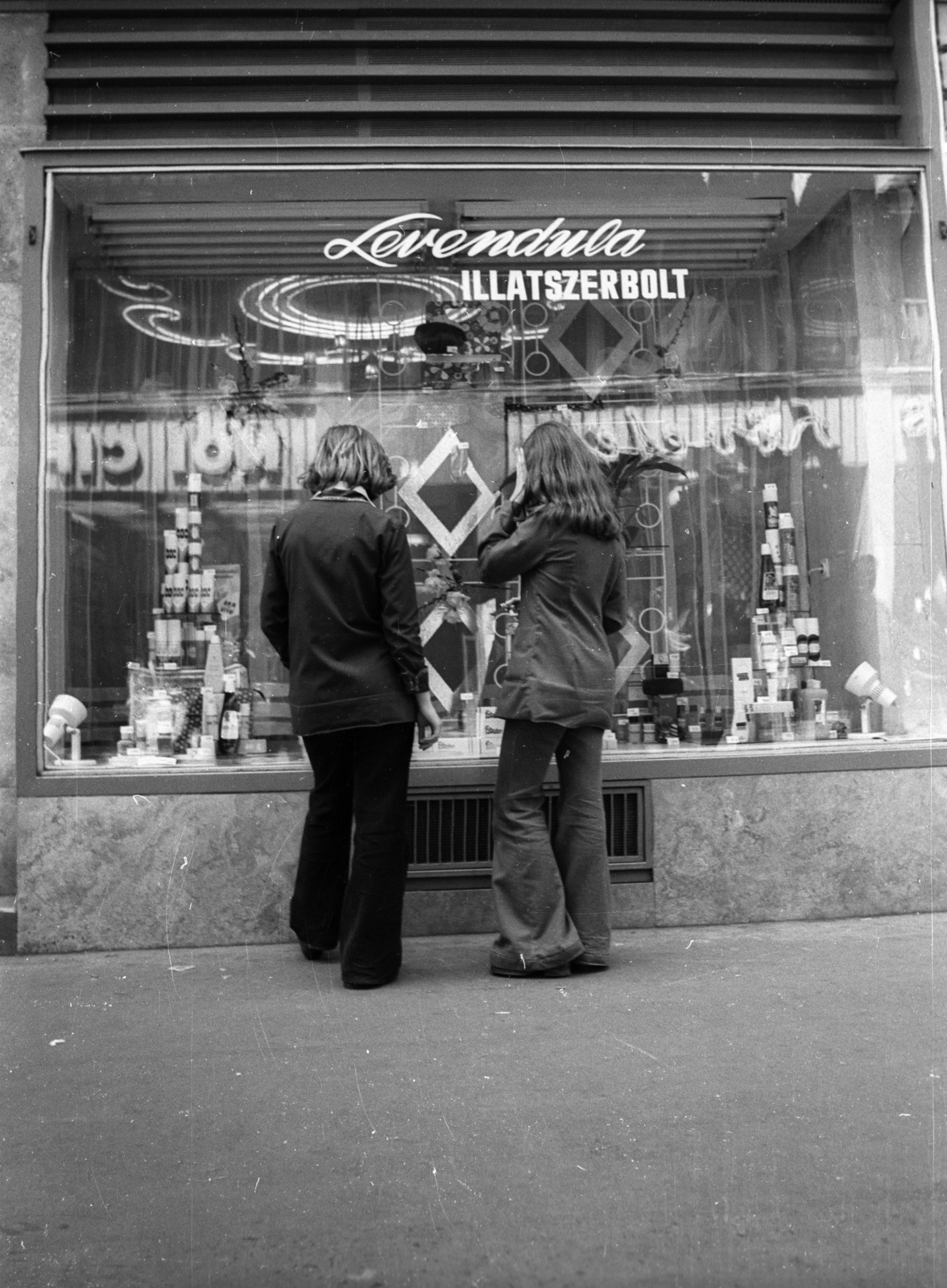 Hungary, Budapest V., Váci utca 9., 1978, Vizsnyiczai Erzsébet, Show window, perfume store, Budapest, Fortepan #130782