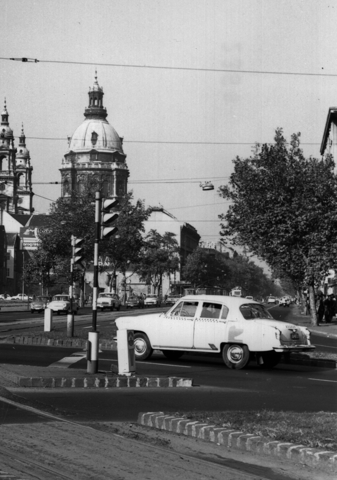 Hungary, Budapest V., Bajcsy-Zsilinszky út a Deák Ferenc tértől a Bazilika felé nézve., 1968, Bokor András, taxicab, Budapest, Fortepan #130804