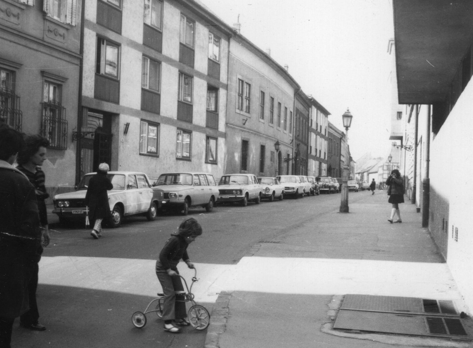 Hungary, Budapest I., Úri utca a Dísz tér felől a Szentháromság utca felé nézve., 1977, Bokor András, Polski Fiat-brand, tricycle, kid, Budapest, Fortepan #130808