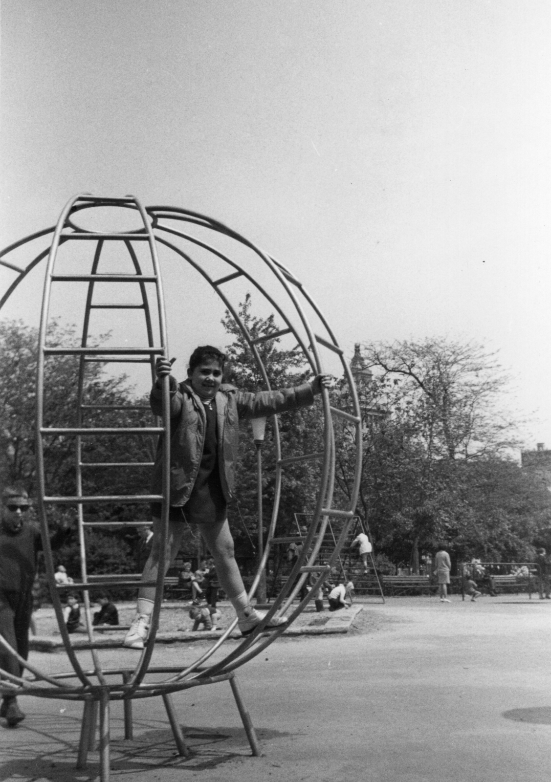 Magyarország, Budapest V., Erzsébet (Engels) tér, háttérben az Anker-ház., 1970, Bokor András, játszótér, Budapest, Fortepan #130817