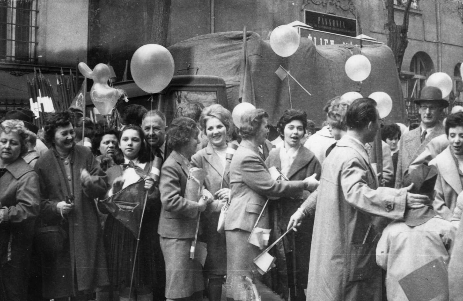 Hungary, Budapest VI., Bajza utca, május 1-i felvonulás résztvevői a 26-os számú villa előtt., 1967, Bokor András, Budapest, Fortepan #130818