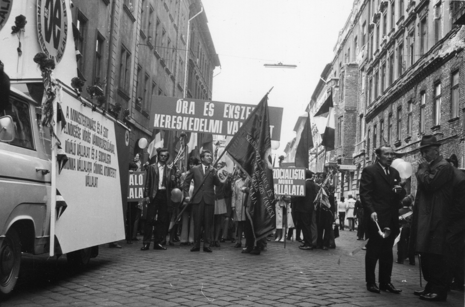 Hungary, Budapest VII., Dembinszky utca a Dózsa György út felől a Murányi utca felé nézve, május 1-i felvonulók., 1972, Bokor András, 1st of May parade, Budapest, Fortepan #130819