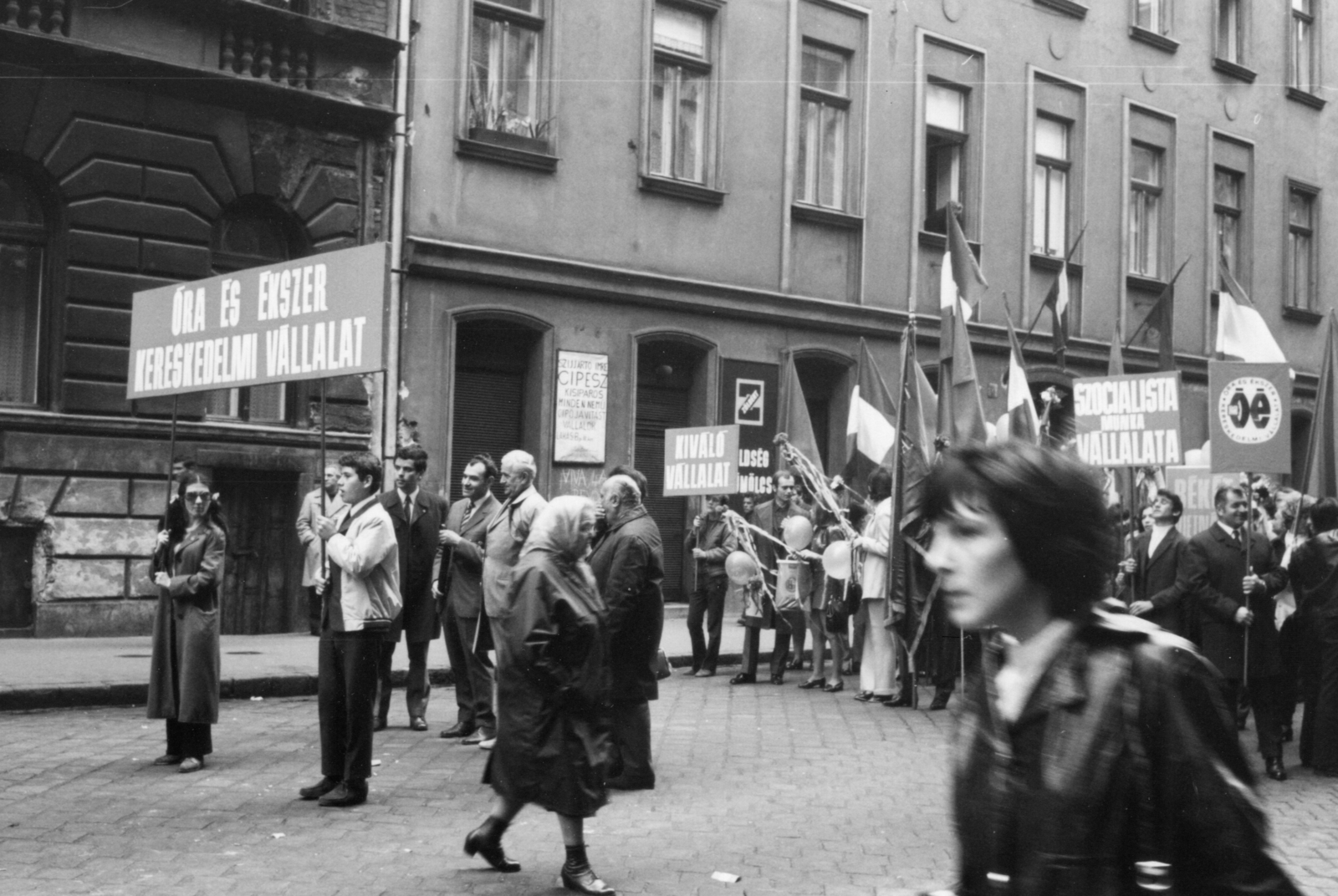 Magyarország, Budapest VII., Dembinszky utca 43. és 41., május 1-i felvonulók., 1972, Bokor András, május 1, Budapest, Fortepan #130821