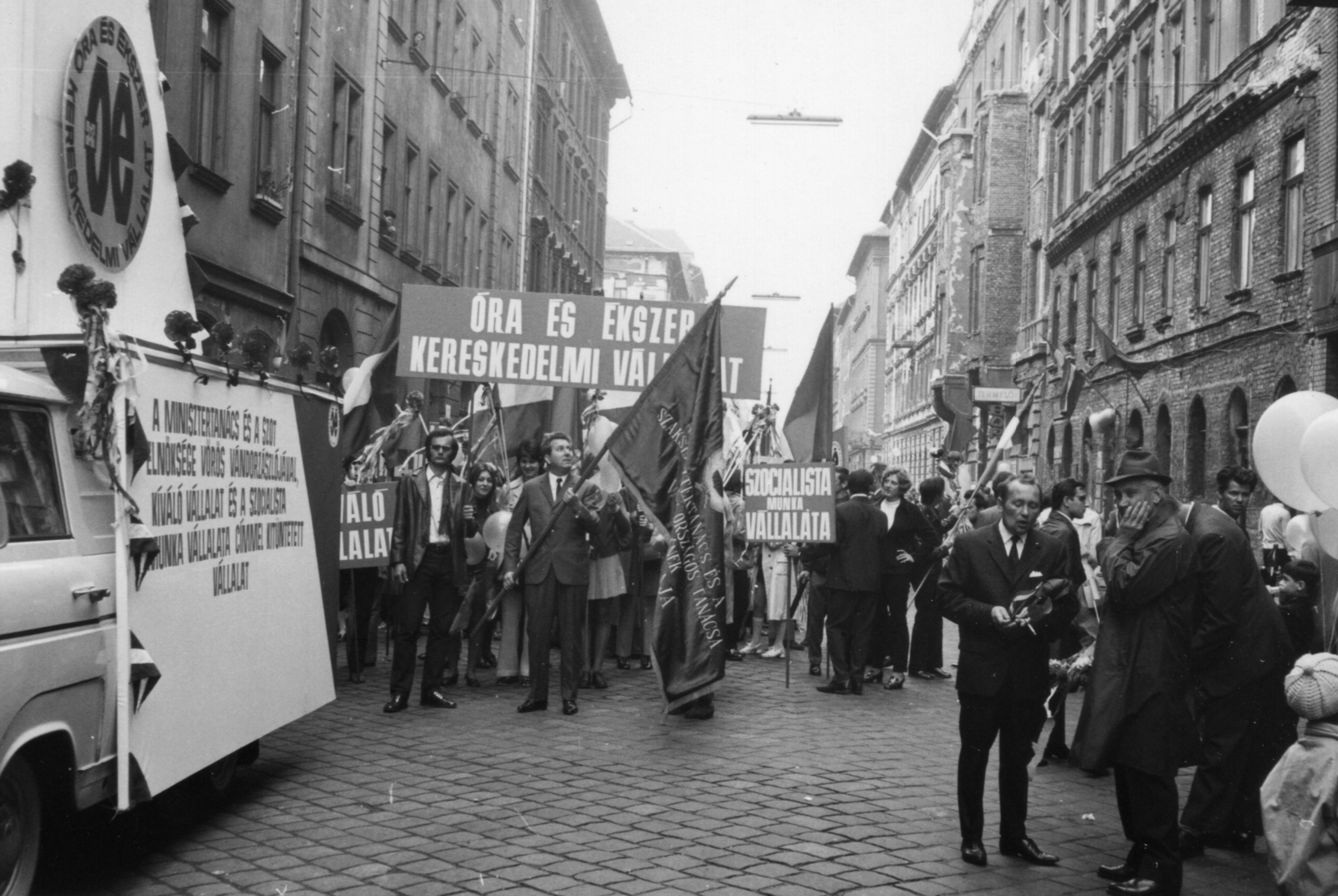 Hungary, Budapest VII., Dembinszky utca a Dózsa György út felől a Murányi utca felé nézve, május 1-i felvonulók., 1972, Bokor András, 1st of May parade, Budapest, Fortepan #130822