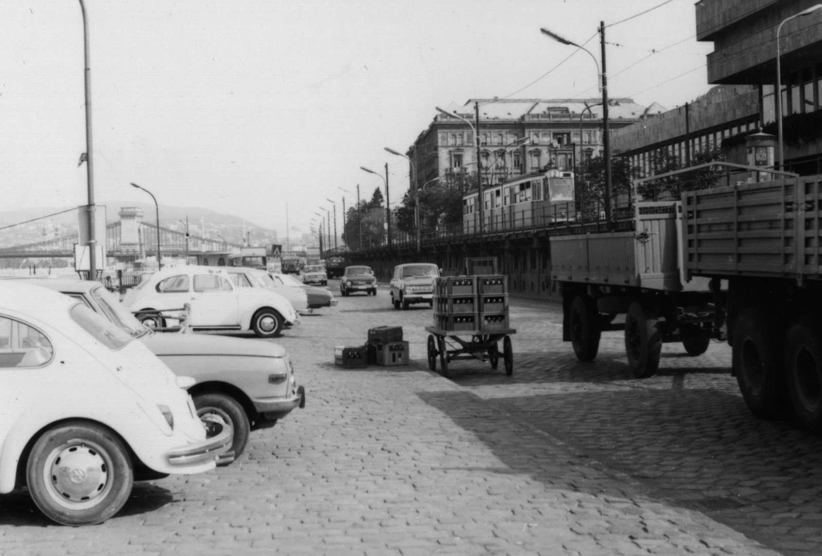 Hungary, Budapest V., pesti alsó rakpart a Hotel Duna Intercontinental előtt, háttérben a Széchenyi Lánchíd., 1973, Bokor András, Budapest, car park, Fortepan #130842