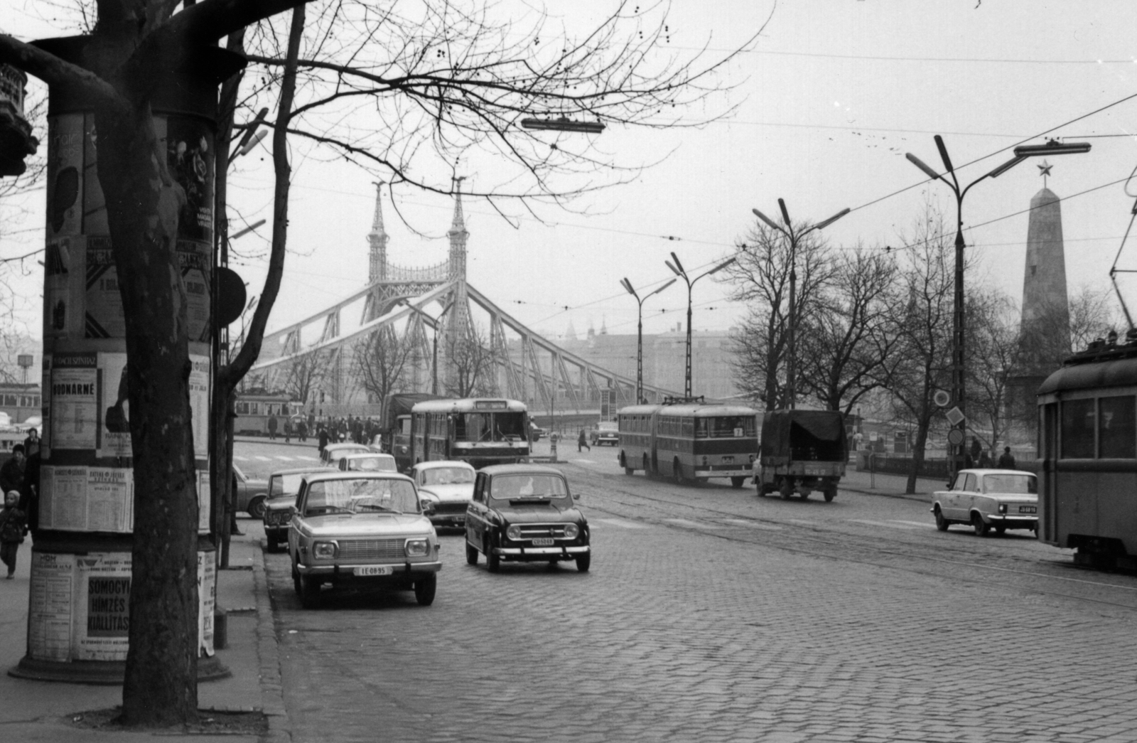 Magyarország, Budapest XI., Bartók Béla út a Szent Gellért tér felé nézve, szemben a Szabadság híd., 1971, Bokor András, autóbusz, emlékmű, Renault-márka, Wartburg-márka, villamos, Renault 4, Wartburg 353, közvilágítás, Budapest, Fortepan #130853