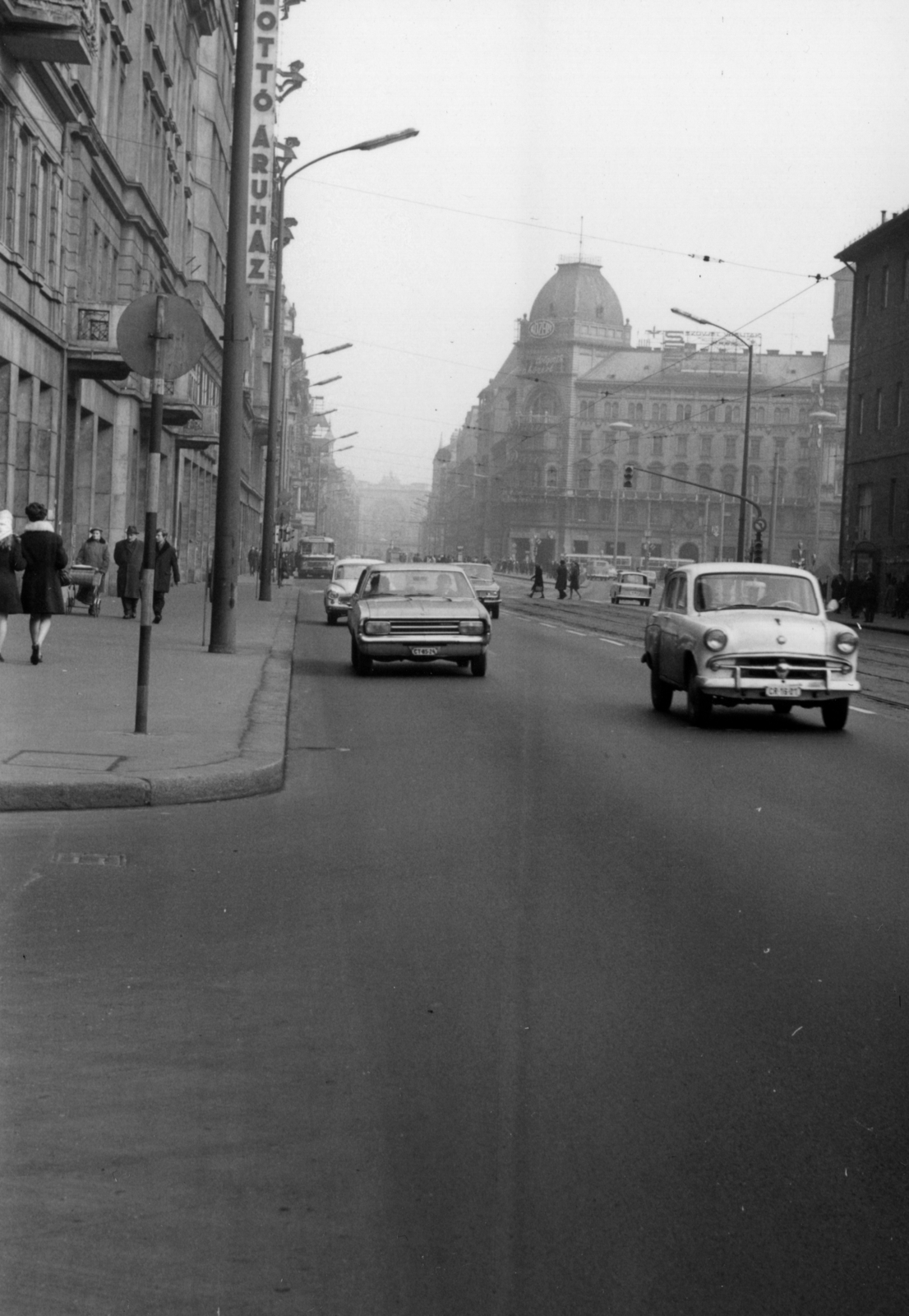 Hungary, Budapest VIII.,Budapest VII., Rákóczi út a Nyár utcától a Nagykörút felé nézve, a kép jobb szélén a Rókus kórház épülete látszik., 1967, Bokor András, Budapest, Fortepan #130854