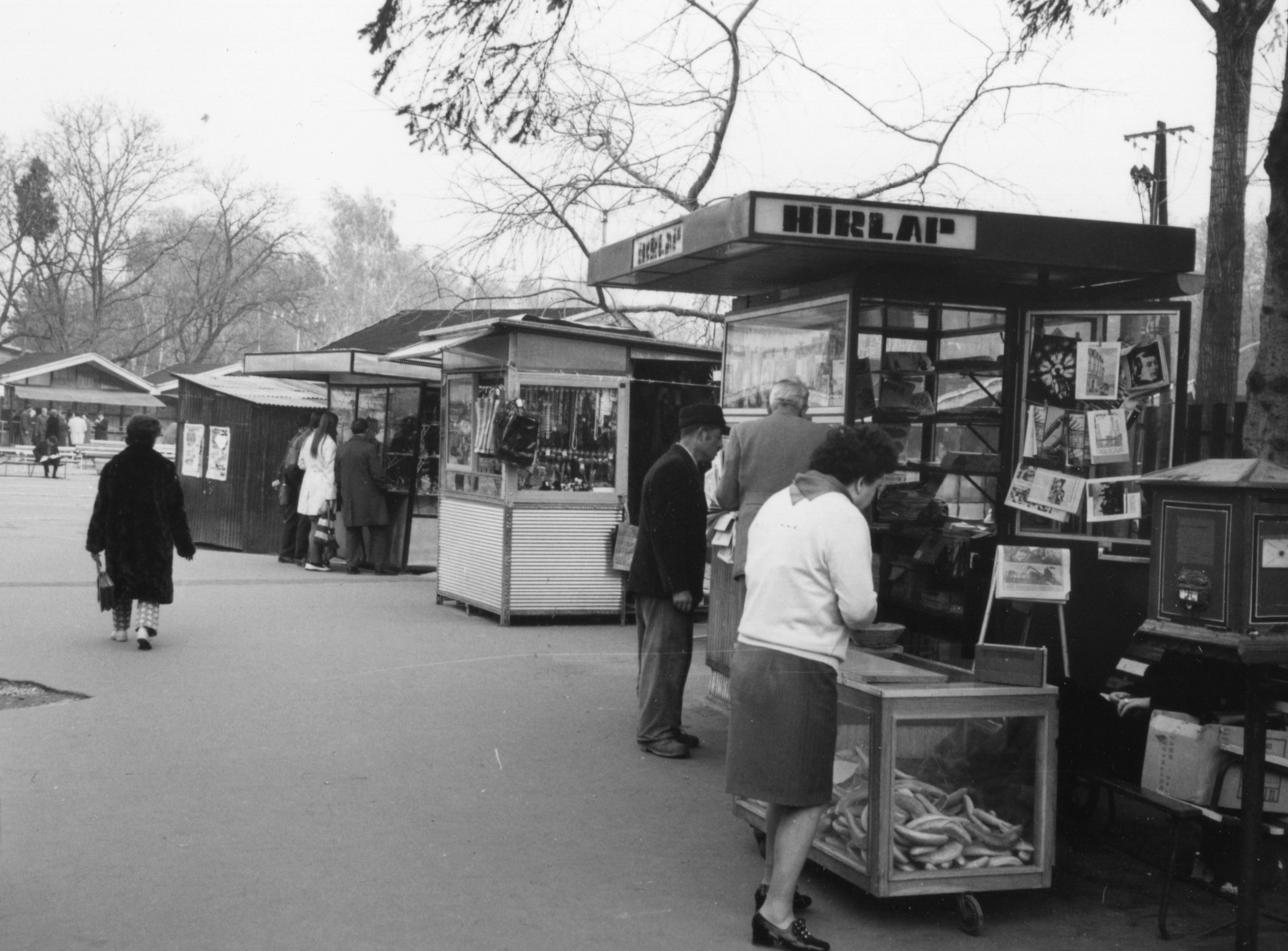 Hungary, Hévíz, Dr. Schulhoff Vilmos sétány felől a Deák Ferenc tér felé nézve., 1972, Bokor András, letter box, newsstand, Fortepan #130858