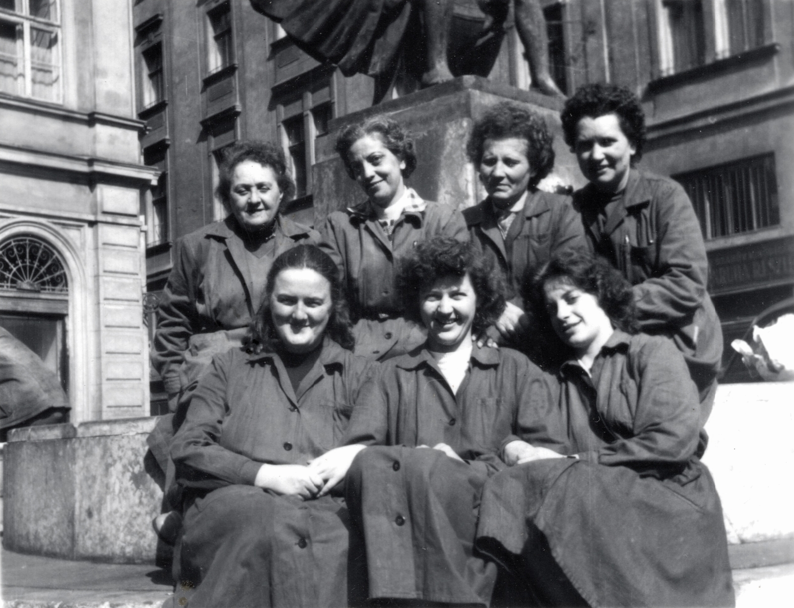 Magyarország, Budapest V., Szomory Dezső (Biermann István) tér, a Danaidák kútja mögött a Bárczy István utca., 1955, Bokor András, Budapest, munkaköpeny, nők, csoportkép, Fortepan #130868