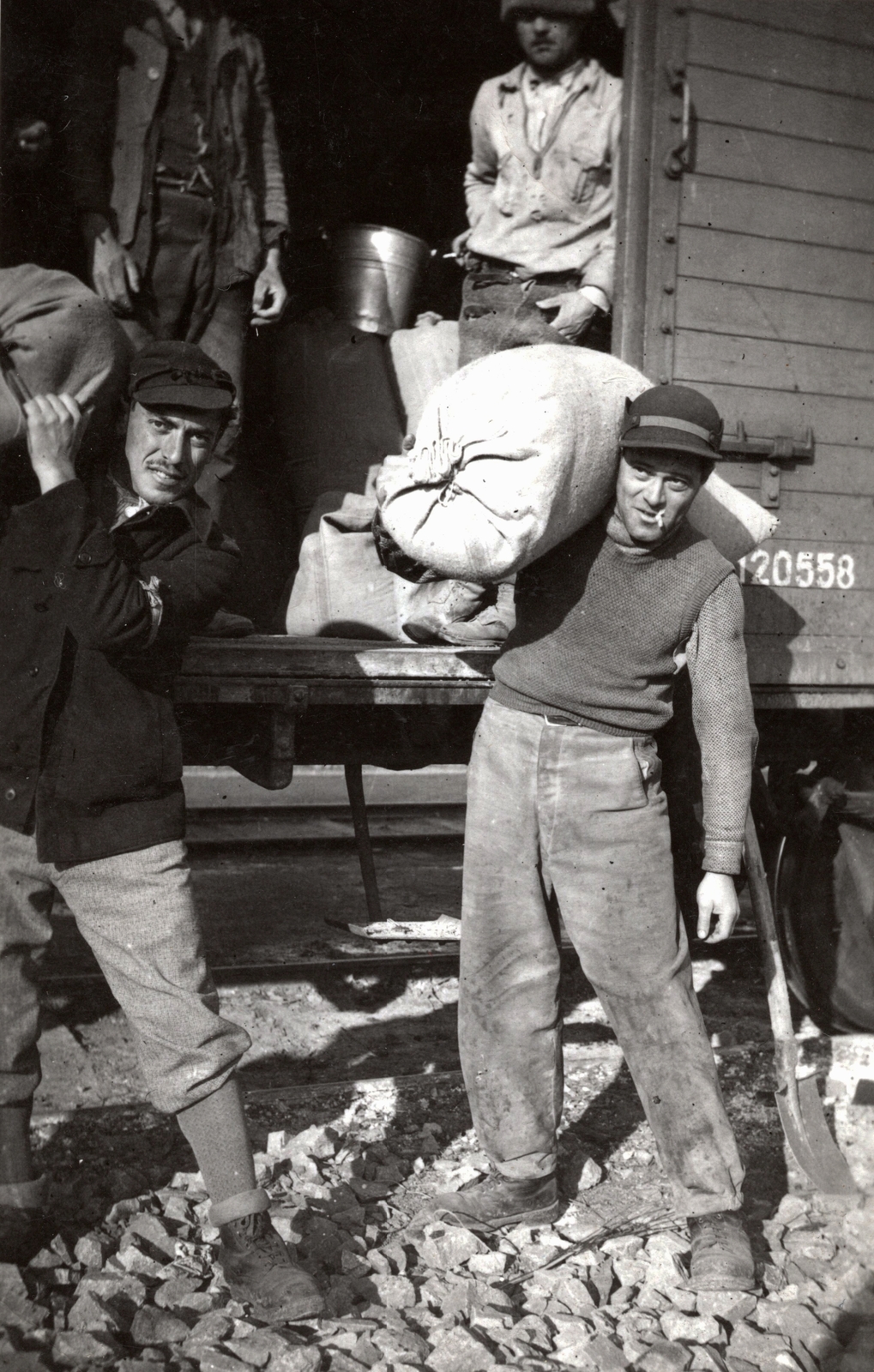 1944, Bokor András, carrying on the shoulder, sack, Fortepan #130871