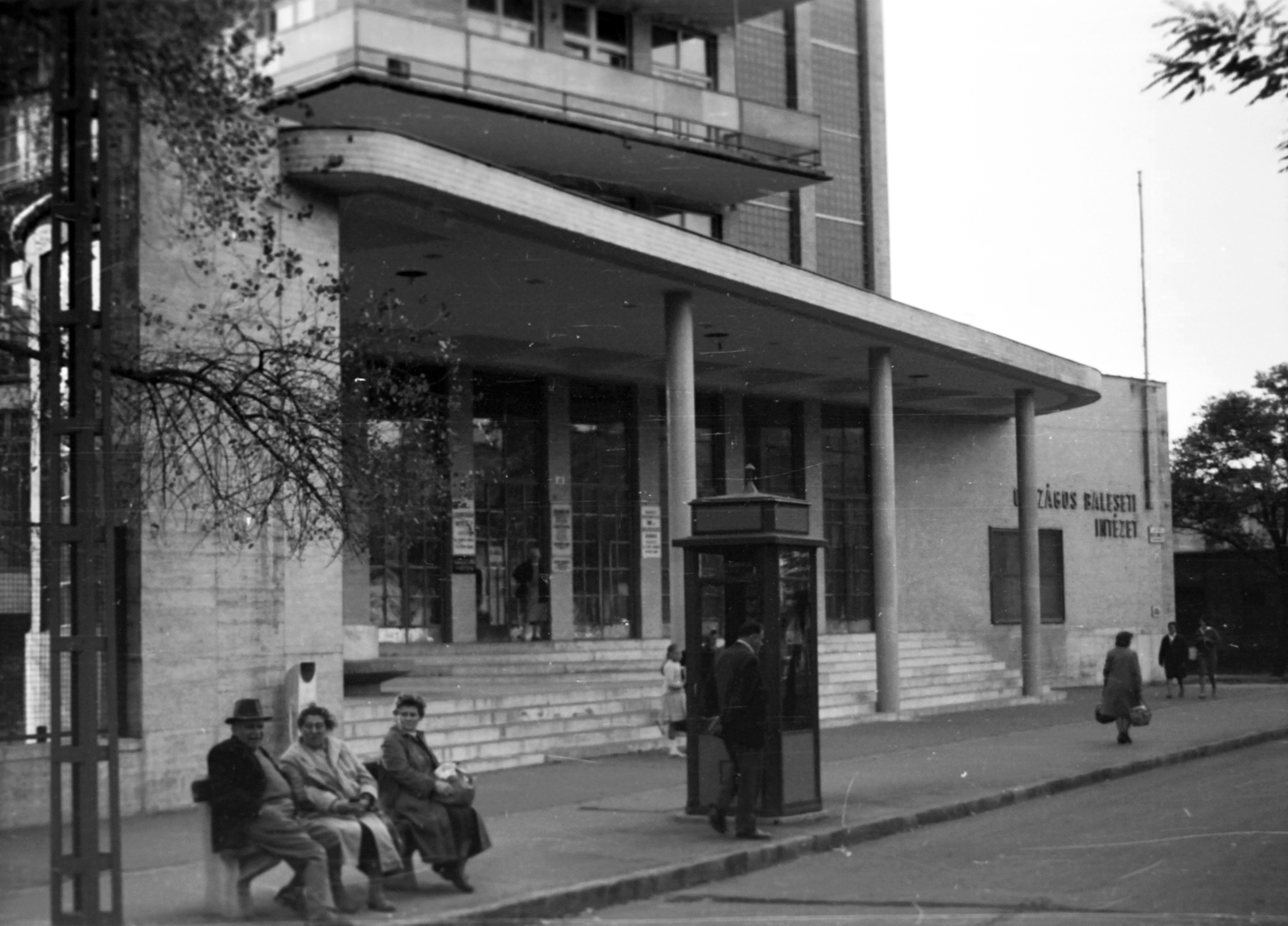 Hungary, Budapest VIII., Fiumei (Mező Imre) út 17., Baleseti Intézet., 1960, Gergely János, Budapest, phone booth, modern architecture, Fortepan #131051