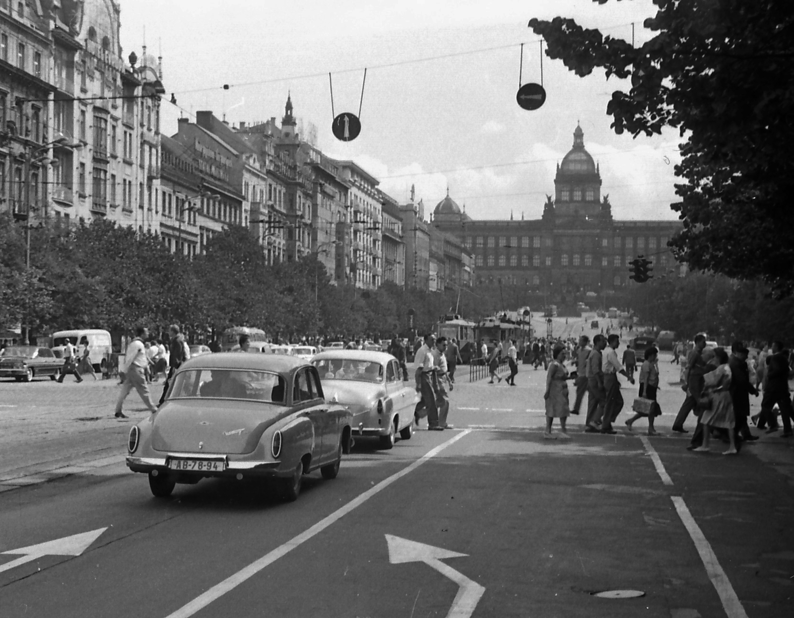 Czech Republik, Prague, Vencel tér (Václavské námestí), távolban a Nemzeti Múzeum., 1965, Gergely János, traffic, pedestrian, street view, genre painting, tram, crosswalk, Fortepan #131060