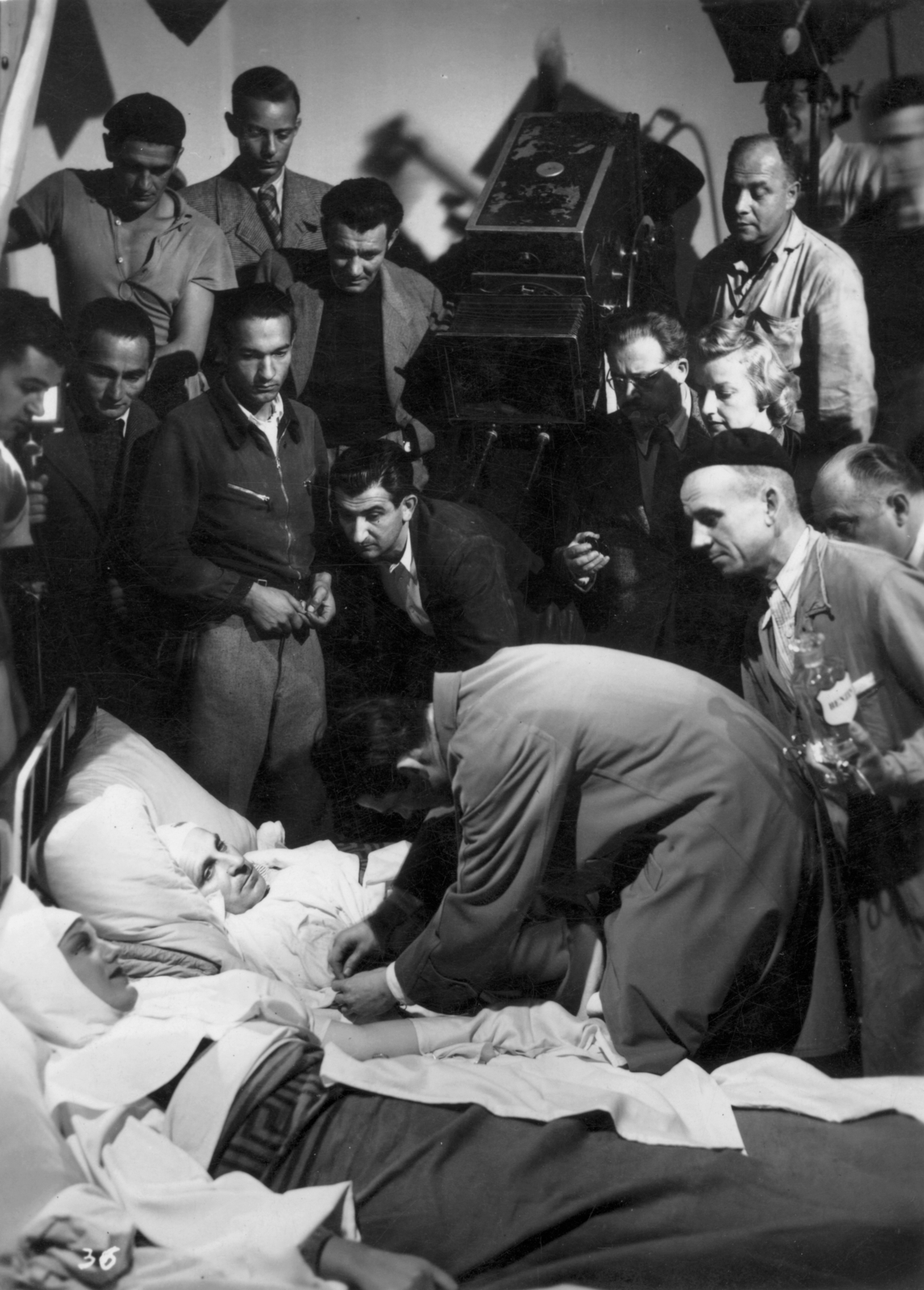 Hungary, Beata és az ördög című film felvétele 1940-ben. A kamera mellett szemüveggel Hamza D. Ákos rendező, a jelenet szereplői Szörényi Éva és Páger Antal színművészek., 1940, Kármentő Éva, filming, movie camera, Fortepan #131091