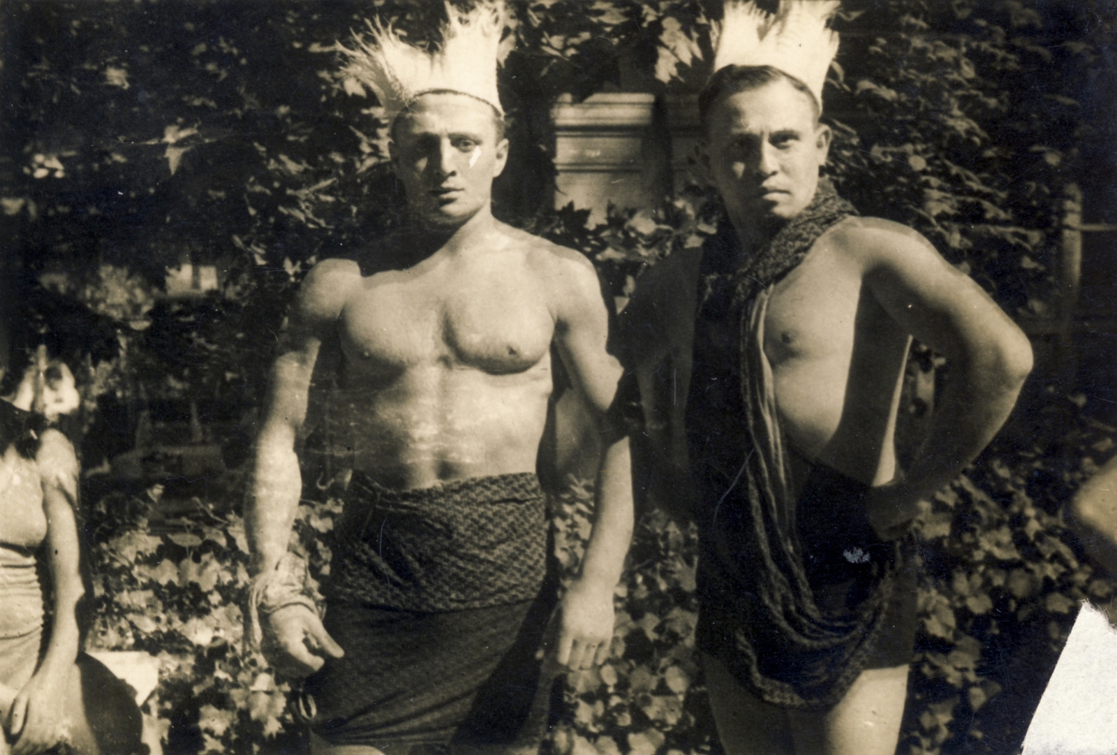 Balra Alfonzó (Markos József)., 1935, Kármentő Éva, tréfálkozás, izmos, félmeztelen, jelmez, fejdísz, Fortepan #131102