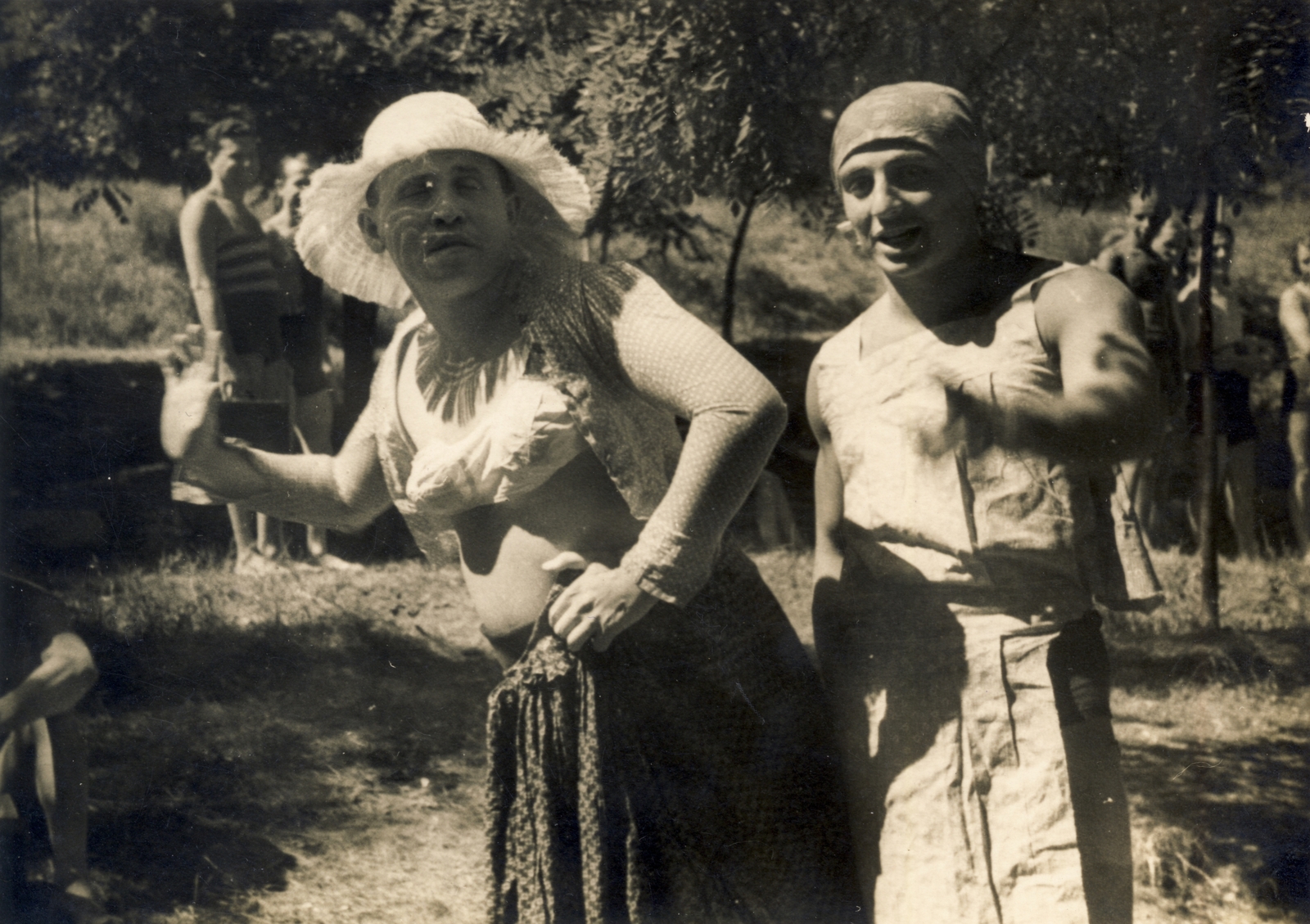 Jobbra Alfonzó (Markos József)., 1935, Kármentő Éva, tréfálkozás, híres ember, cross-dressing, színész, Fortepan #131103