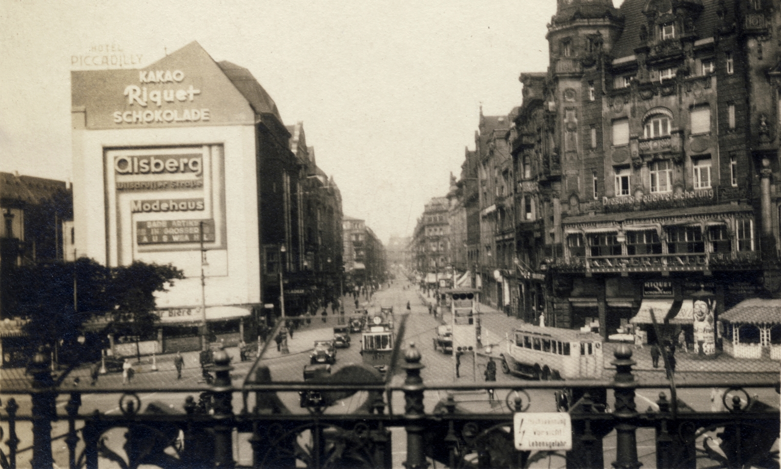 Németország, Drezda, előtérben a Wiener Platz, szemben a Prager Strasse a Főpályaudvar felől nézve., 1935, Kármentő Éva, reklám, villamos, tűzfal, Fortepan #131106