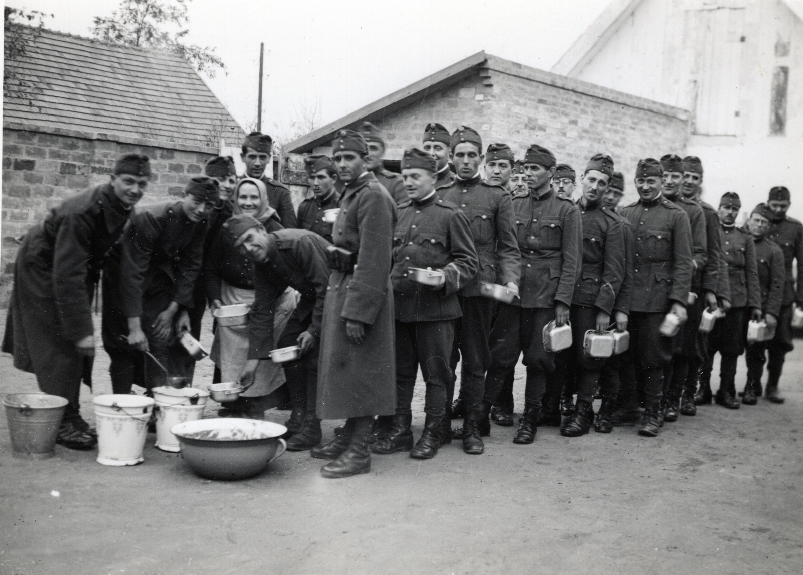 1941, Lovas Rita, dixie, second World War, soldier, bucket, food sharing, eastern front, Fortepan #131153