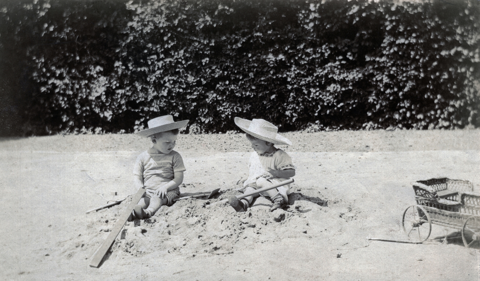 1916, Lovas Rita, kids, sitting on the ground, wickerwork, straw hat, sandpit, Fortepan #131188