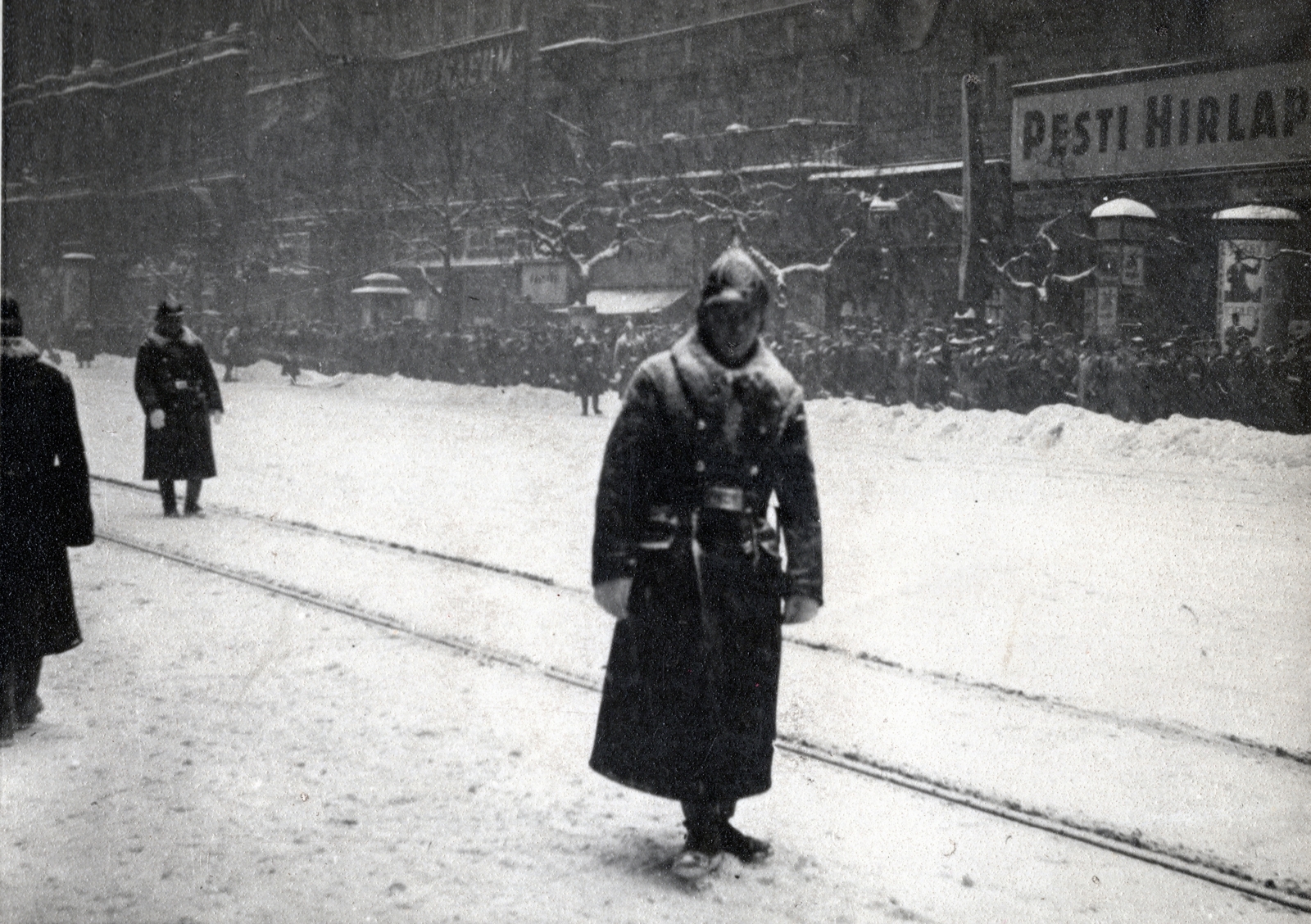 Magyarország, Budapest VII., Erzsébet körút a Rákóczi út felől a Dohány utca felé nézve, háttérben a New York palota. A felvétel Joachim von Ribbentrop német külügyminiszter Budapestre érkezésekor készült, 1942. január 8-án., 1942, Marics Zoltán, rendőr, Budapest, Fortepan #131200