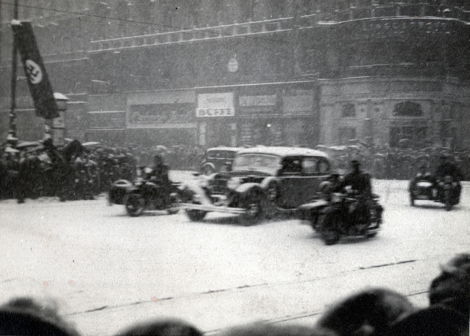 Magyarország, Budapest VIII.,Budapest VII., Erzsébet körút, szemben a Rákóczi út. A felvétel Joachim von Ribbentrop német külügyminiszter Budapestre érkezésekor készült, 1942. január 8-án., 1942, Marics Zoltán, oldalkocsis motorkerékpár, automobil, Budapest, Fortepan #131201