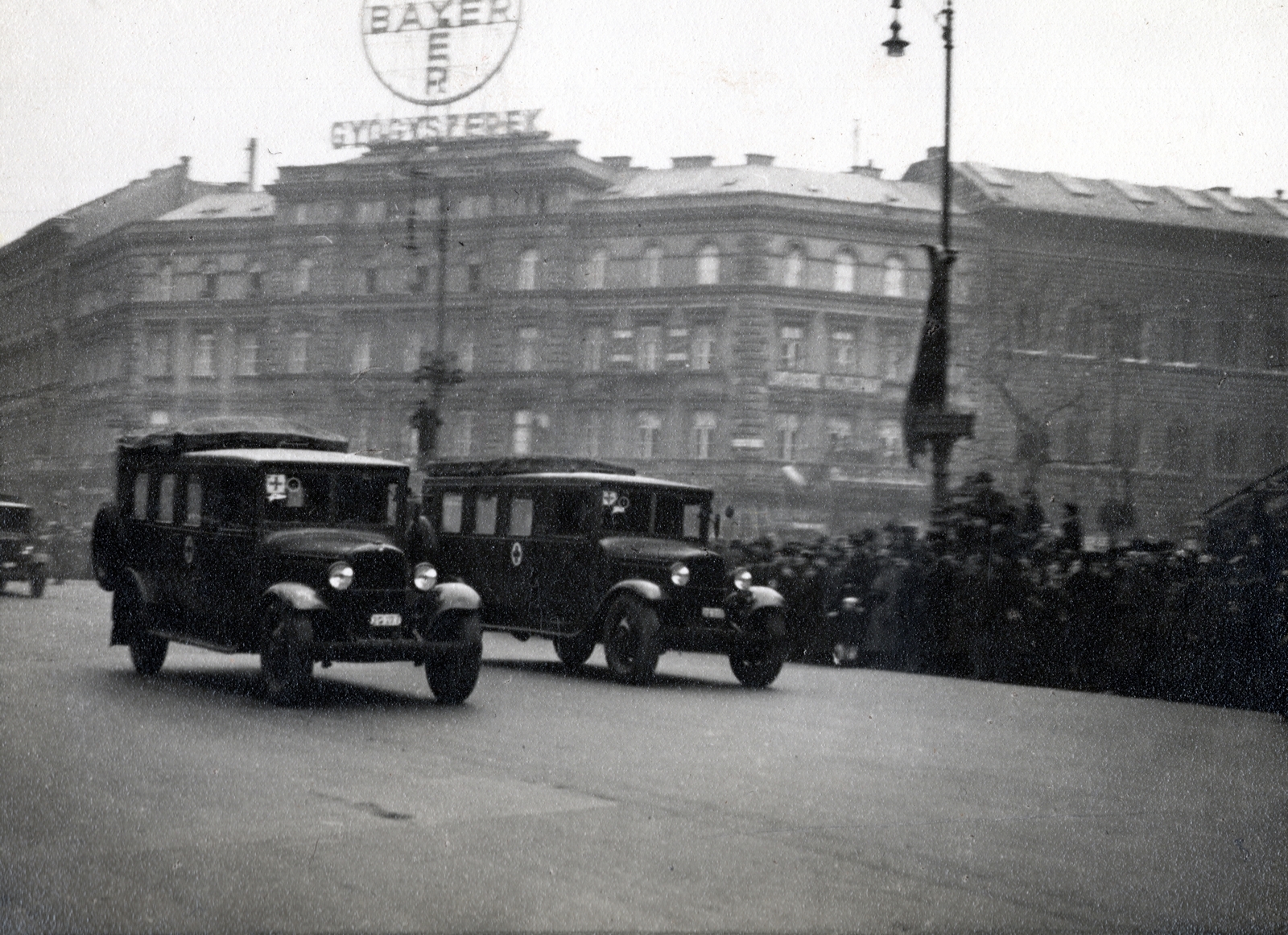 Hungary, Budapest VI., Oktogon., 1942, Marics Zoltán, Ford-brand, ambulance, second World War, Budapest, Fortepan #131204