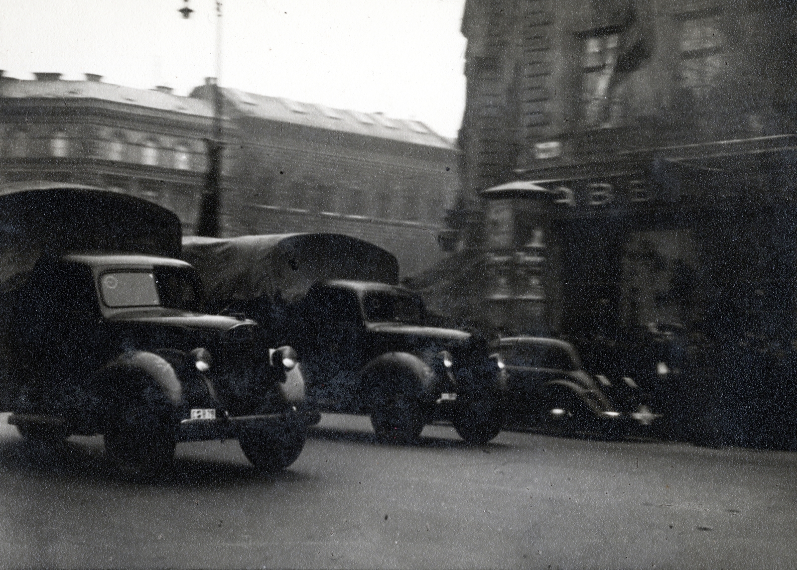 Magyarország, Budapest VI., az Andrássy út az Oktogonnál., 1942, Marics Zoltán, forgalom, teherautó, utcakép, második világháború, hirdetőoszlop, automobil, Budapest, Ford G917T, Fortepan #131206