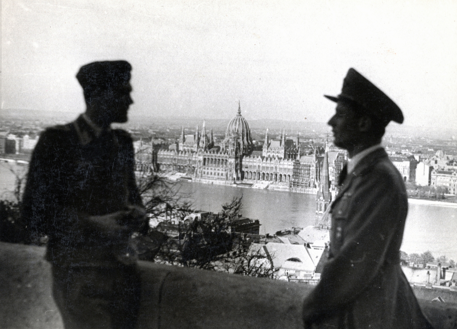 Magyarország, Halászbástya,budai Vár, Budapest I., kilátás a Parlament felé., 1942, Marics Zoltán, katona, Budapest, tiszt, Fortepan #131213