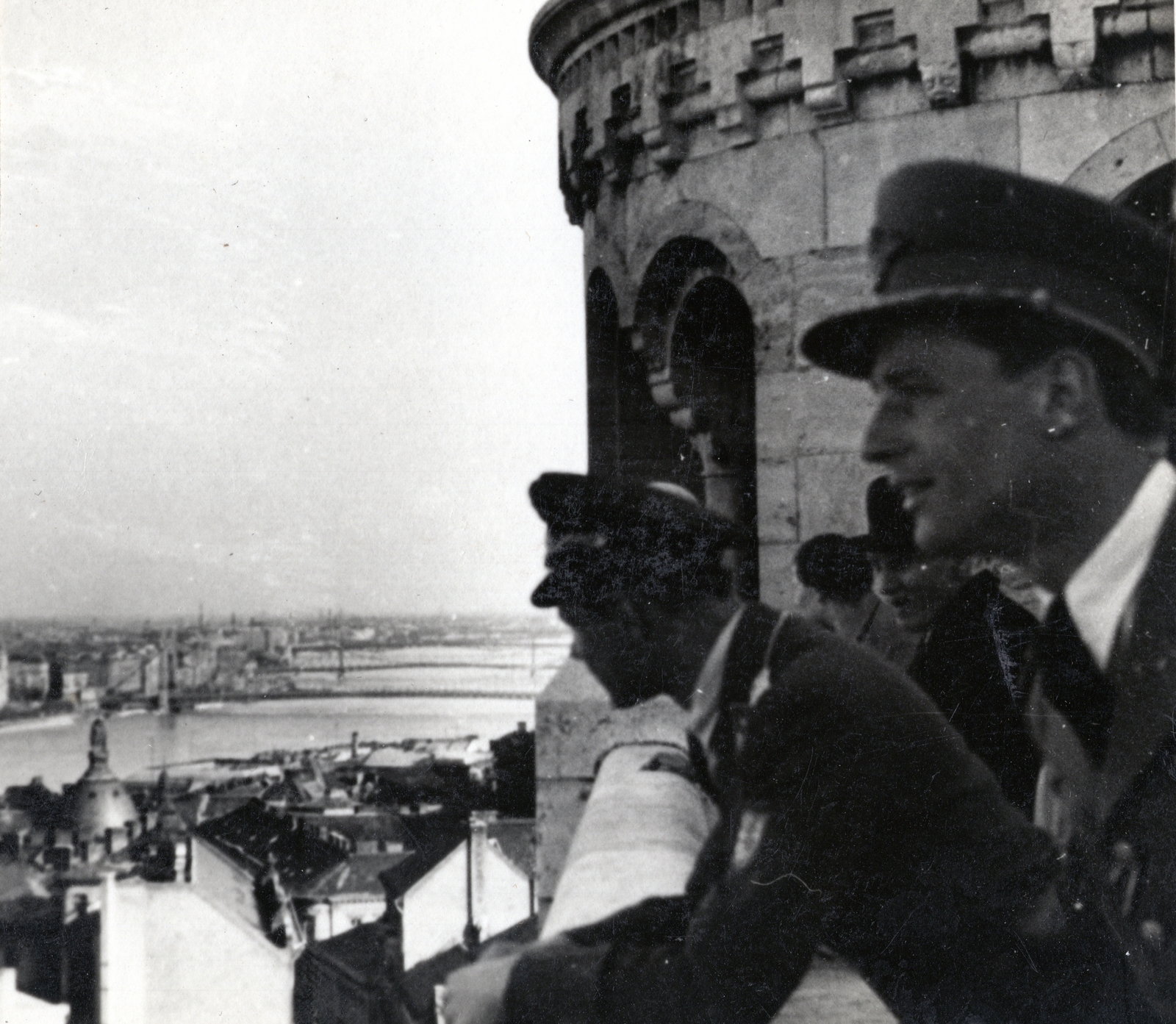 Magyarország, Halászbástya,budai Vár, Budapest I., kilátás az Erzsébet híd felé., 1942, Marics Zoltán, második világháború, katona, Budapest, tiszt, Fortepan #131214